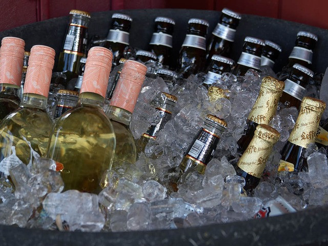 Turyści w destylarniach i winiarniach nie mogą kupić prezentowanych butelek alkoholu.