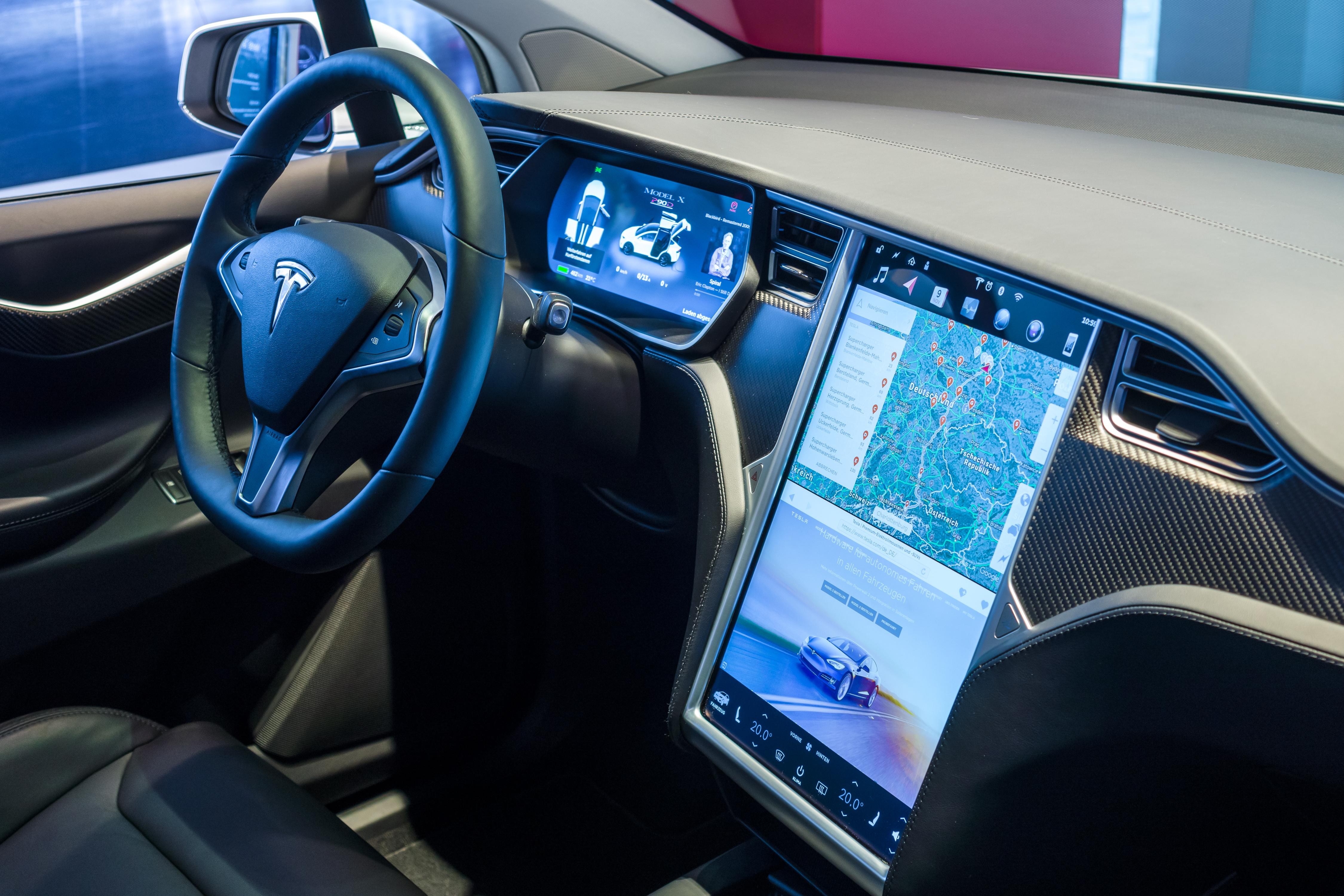 Na najpopularniejszy model samochodu elektrycznego we wskazanym kraju, przeciętny mieszkaniec Polski musi zarabiać ponad trzykrotnie dłużej od statystycznego zatrudnionego w Norwegii.