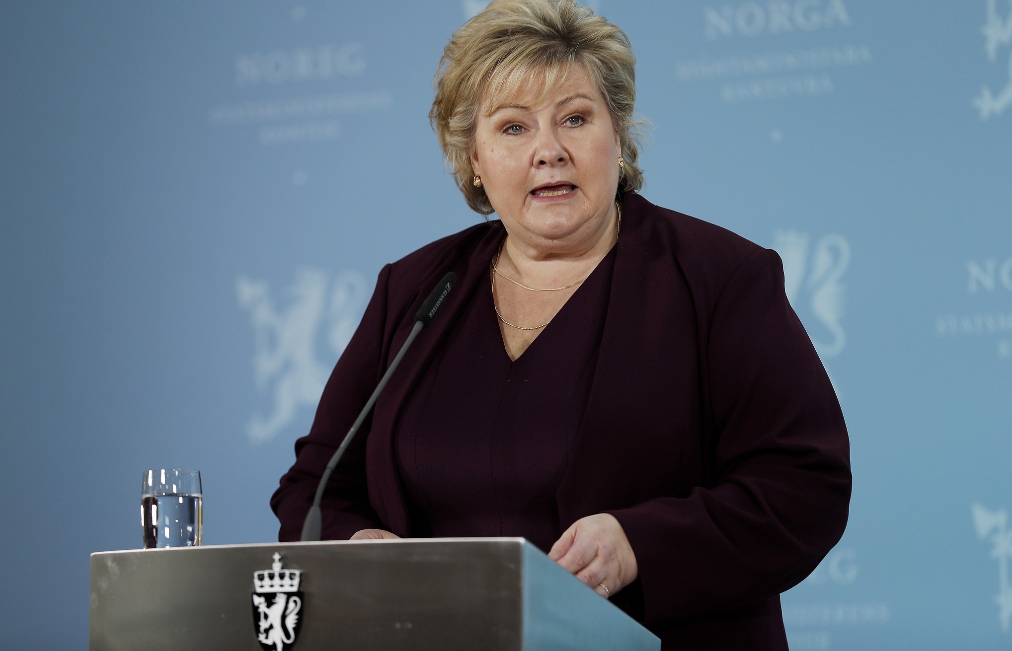 Rząd Erny Solberg odpowiedzialnością za walkę z epidemią obarczył przede wszystkim gminy. Z biegiem czasu to od lokalnych władz zależała strategia na danym obszarze i wprowadzane restrykcje. Gminy otrzymały szerokie uprawnienia, by móc dopasowywać środki kontroli do aktualnej sytuacji epidemicznej.