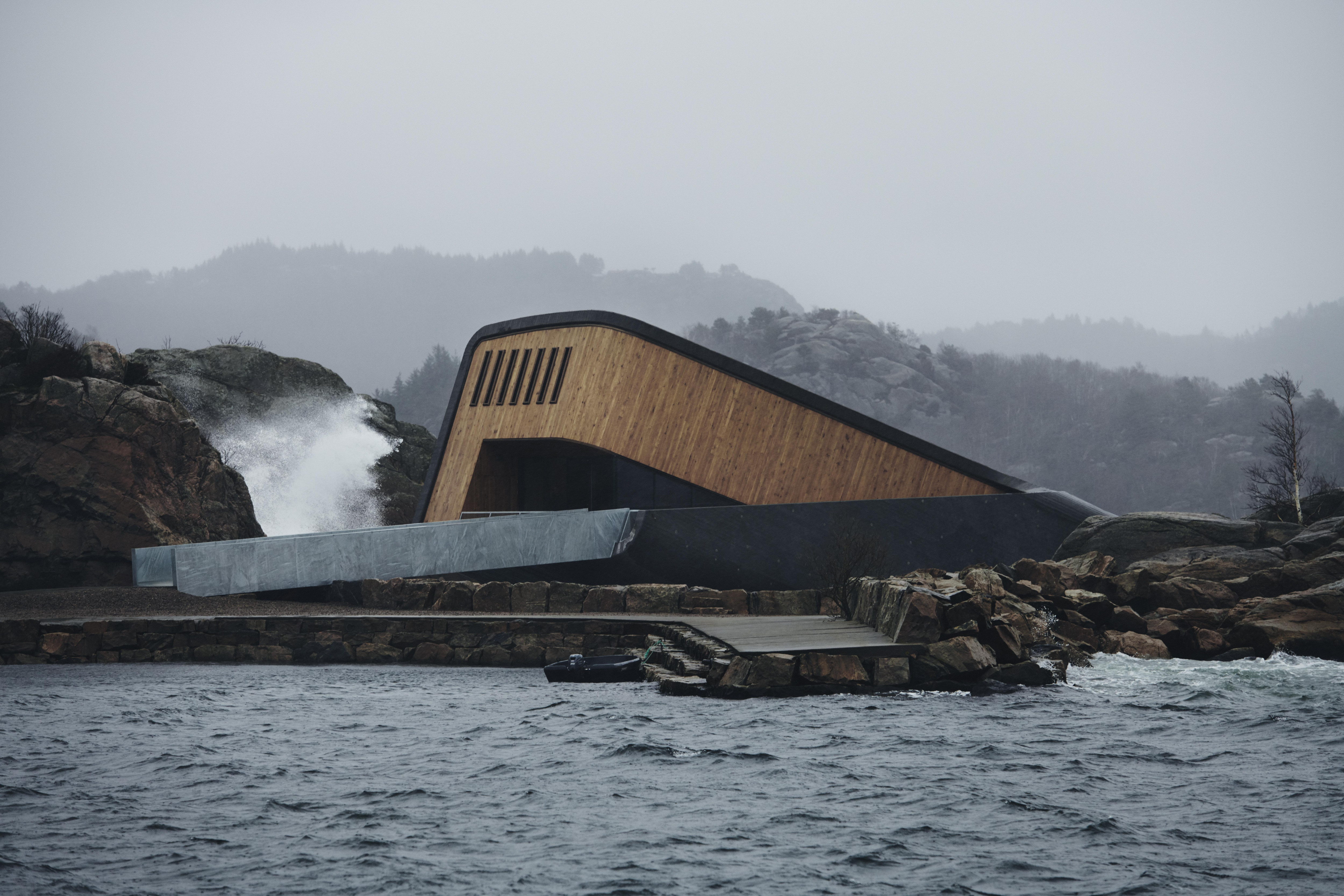 Obiekt powstał w miejscowości Båly (Lindesnes), na południowych krańcach wybrzeża Norwegii.