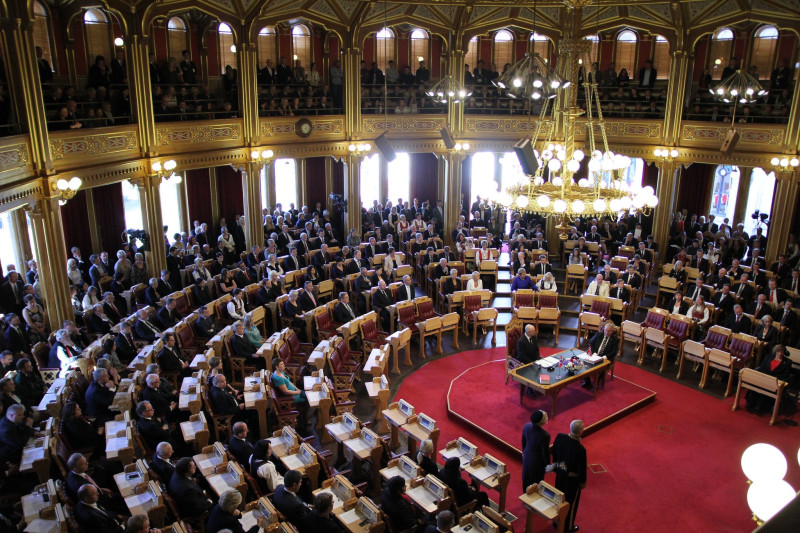 Zmiana norweskiej konstytucji wymaga większości ⅔ głosów przy zachowaniu kworum co najmniej ⅔ deputowanych obecnych na sali.