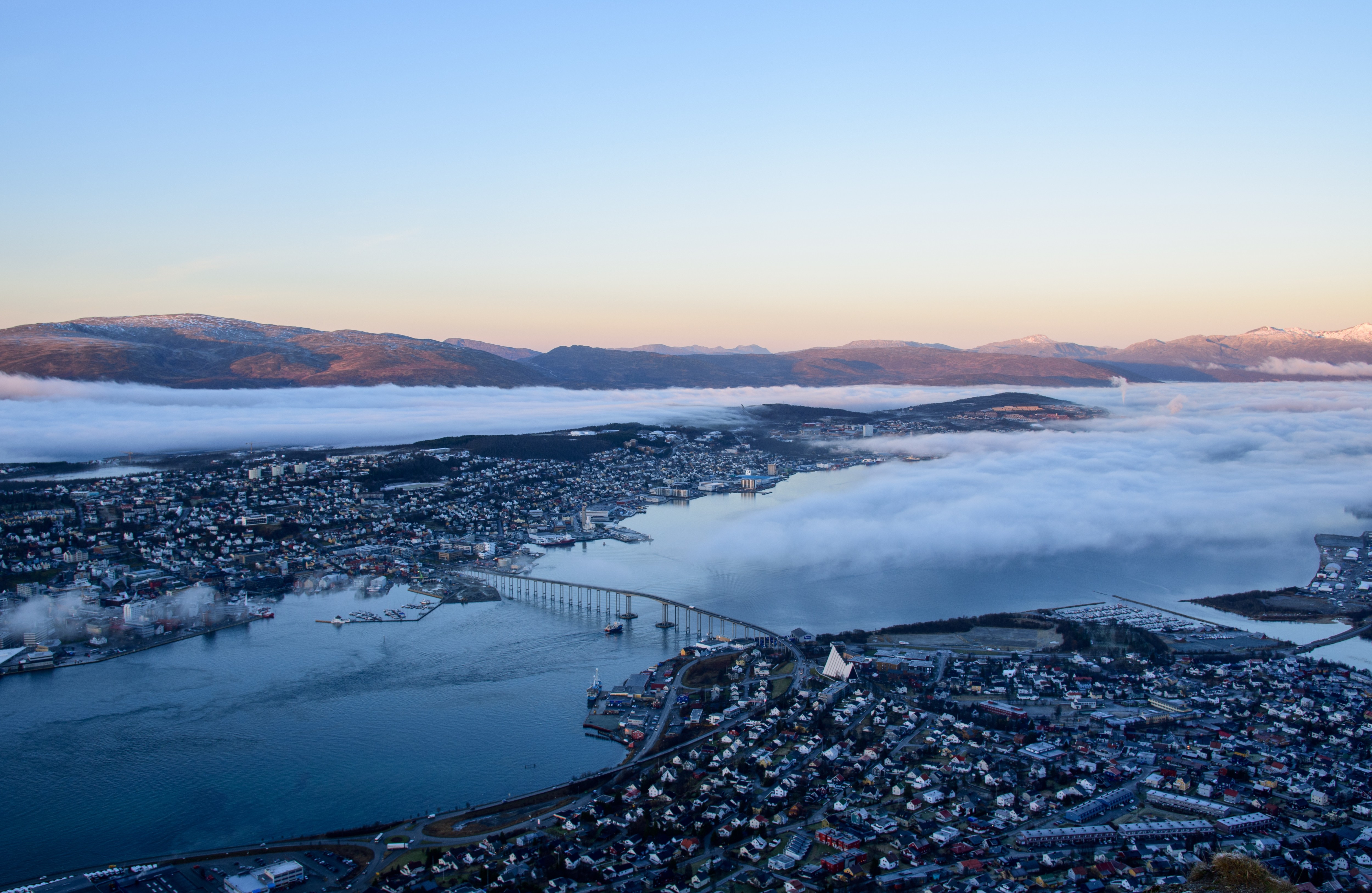 Z góry widać również arktyczną katedrę w Tromsø