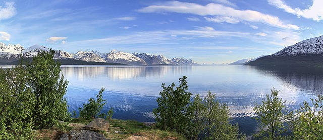 Widok na Lyngen spod Nordneset nad Kåfjordem.
