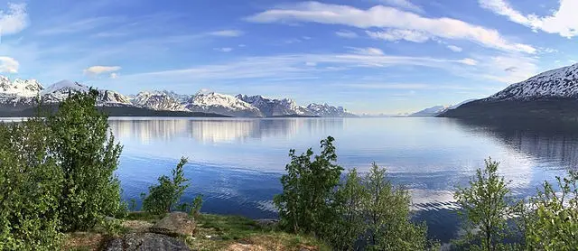 Widok na Lyngen spod Nordneset nad Kåfjordem.