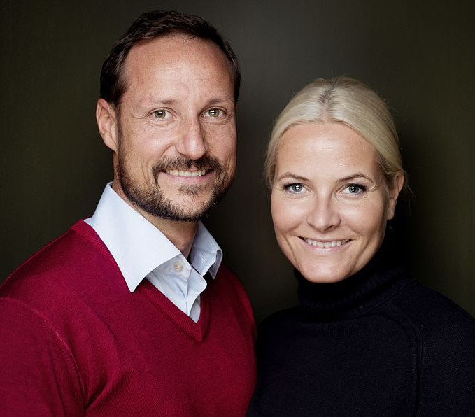 Mette-Marit jest obecnie żoną księcia koronnego Haakona, następcy norweskiego tronu.