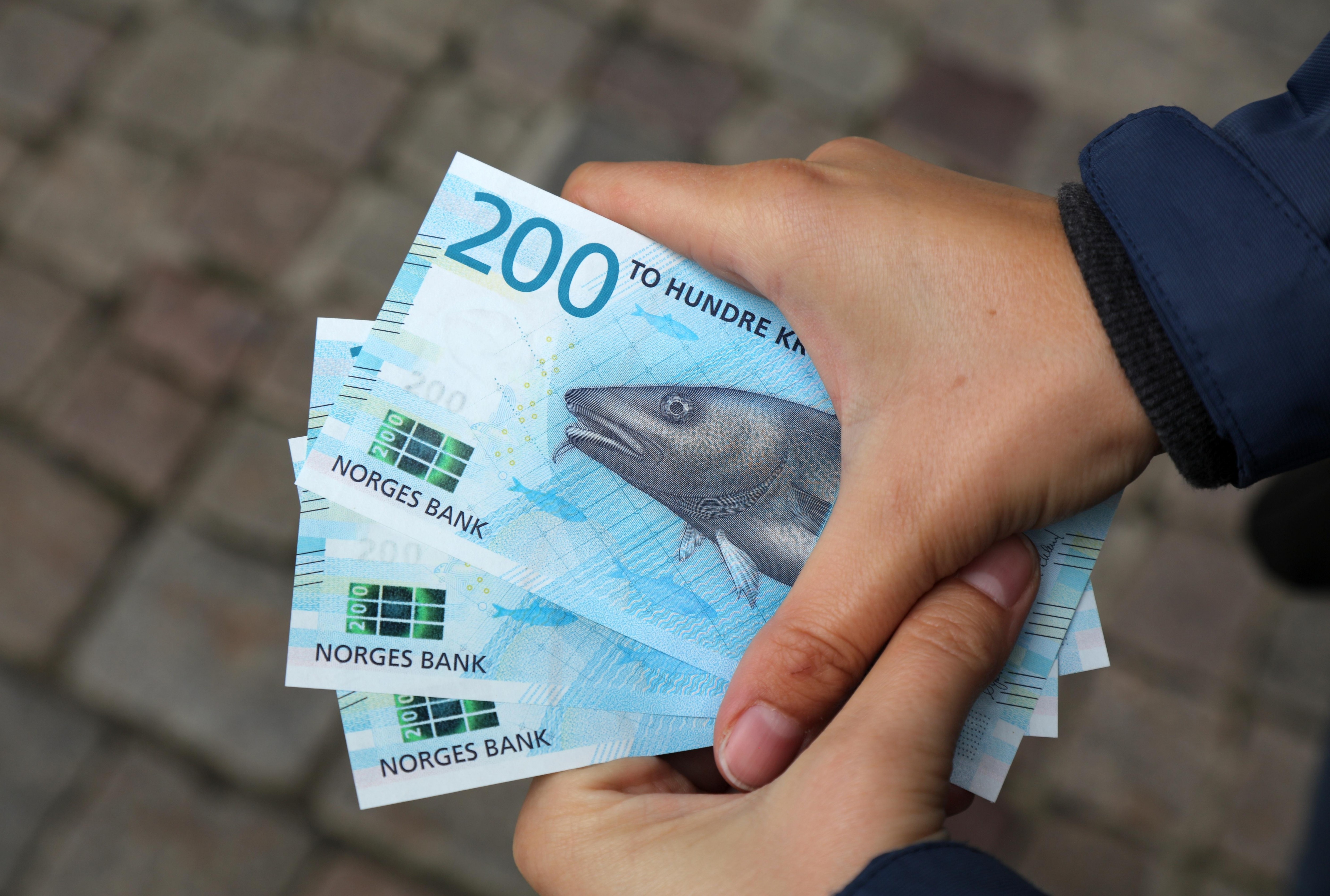 Obecne przepisy ustawy o umowach finansowych są niejasne, jeśli chodzi o sytuacje, w których konsumentowi przysługuje prawo do zapłaty gotówką, informuje resort.