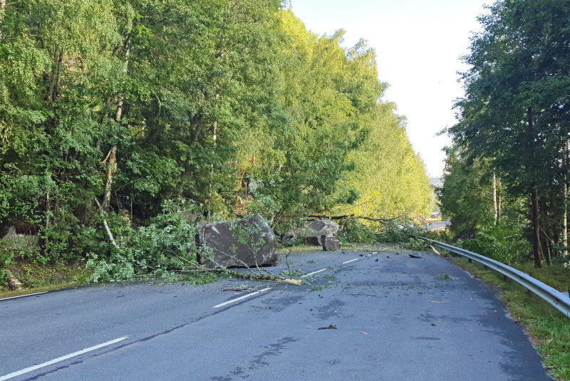 Meteorolodzy ostrzegają, że w wielu miejscach sytuacja na drodze może być niebezpieczna, m.in. przez wzgląd na ryzyko osuwisk.