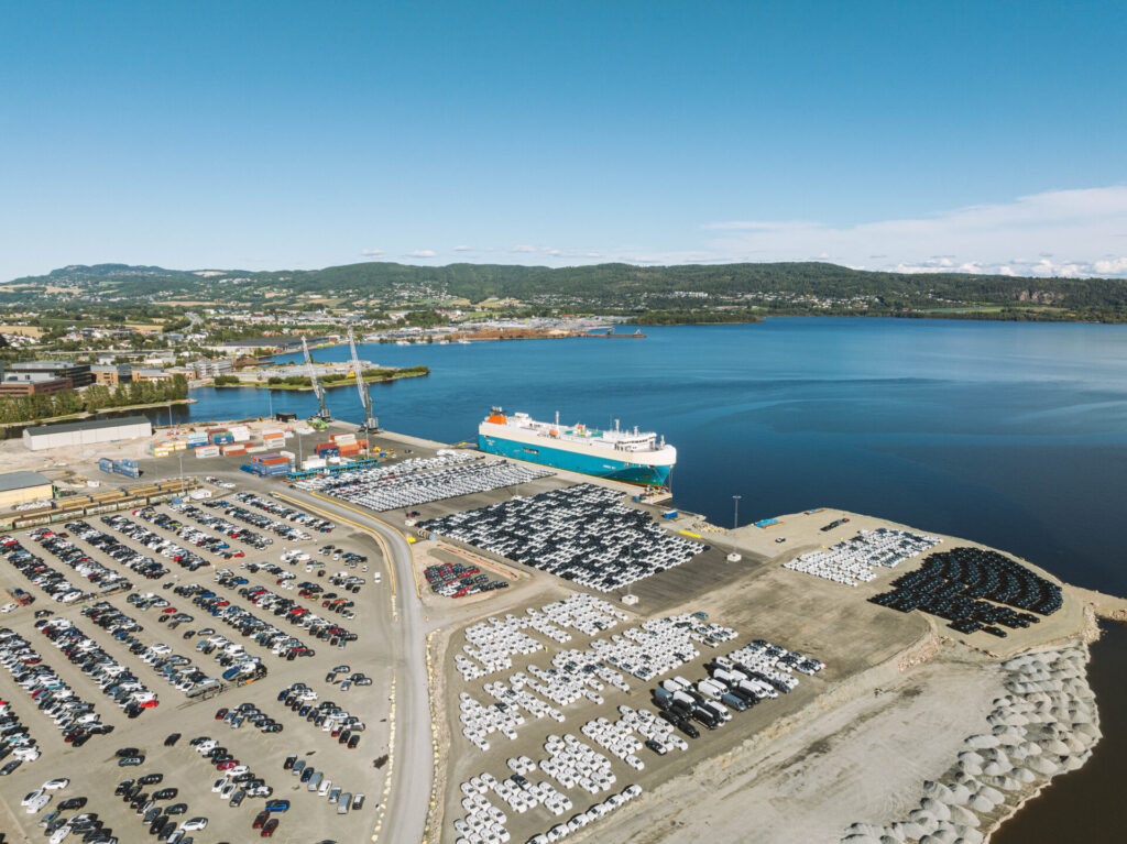 Port w Drammen jest największym portem importowym samochodów w Norwegii.