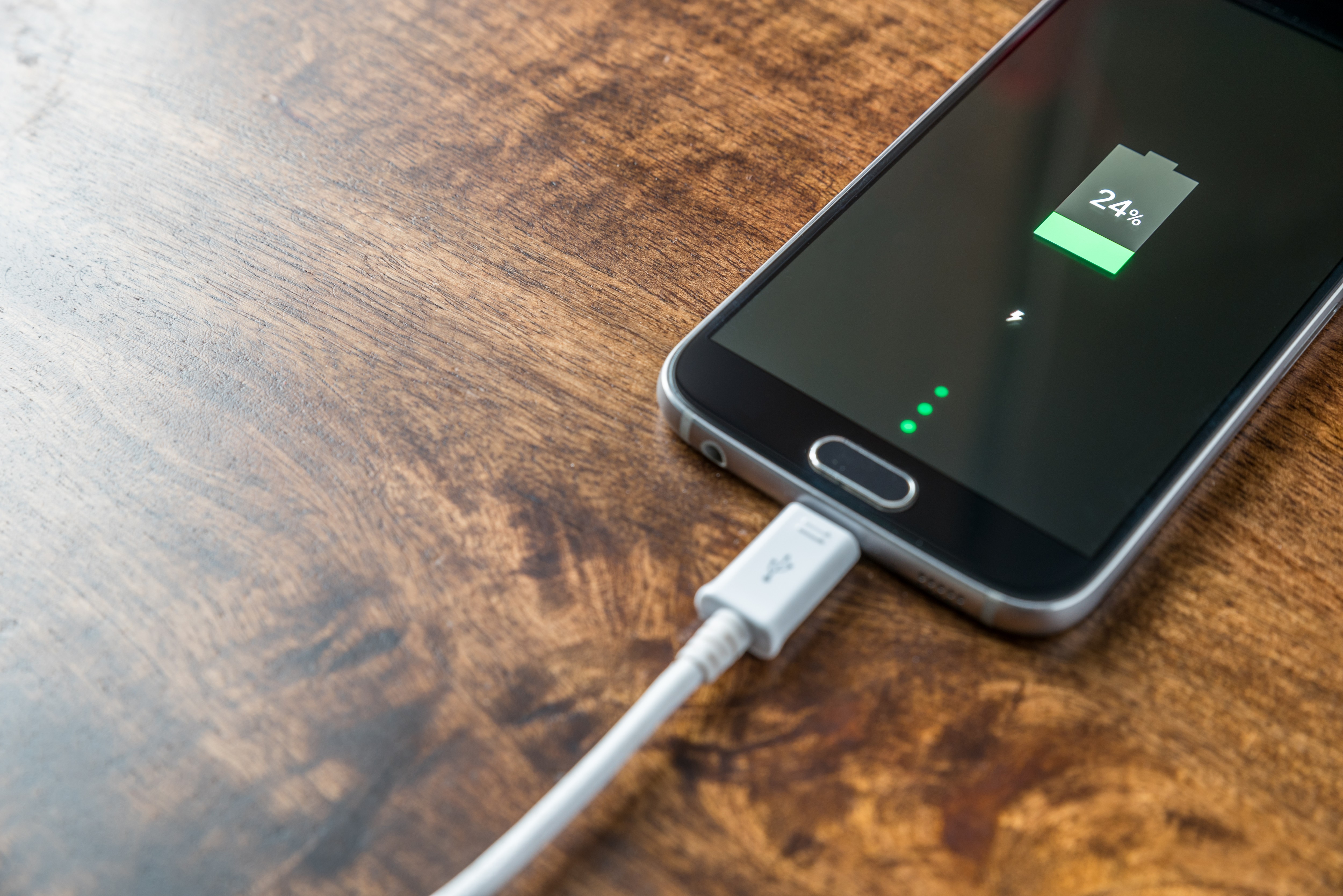 Port USB-C stanie się standardem w UE, ale także w Norwegii. Konsumenci będą mieć również możliwość zakupu ładowarki oddzielnie