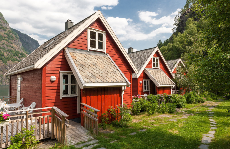 Hytte to najczęściej drewniany dom, położony poza miastem: nad morzem, w lesie lub w górach. Tu Norwegowie bardzo często spędzają wolne dłuższe weekendy, święta i wakacje.
