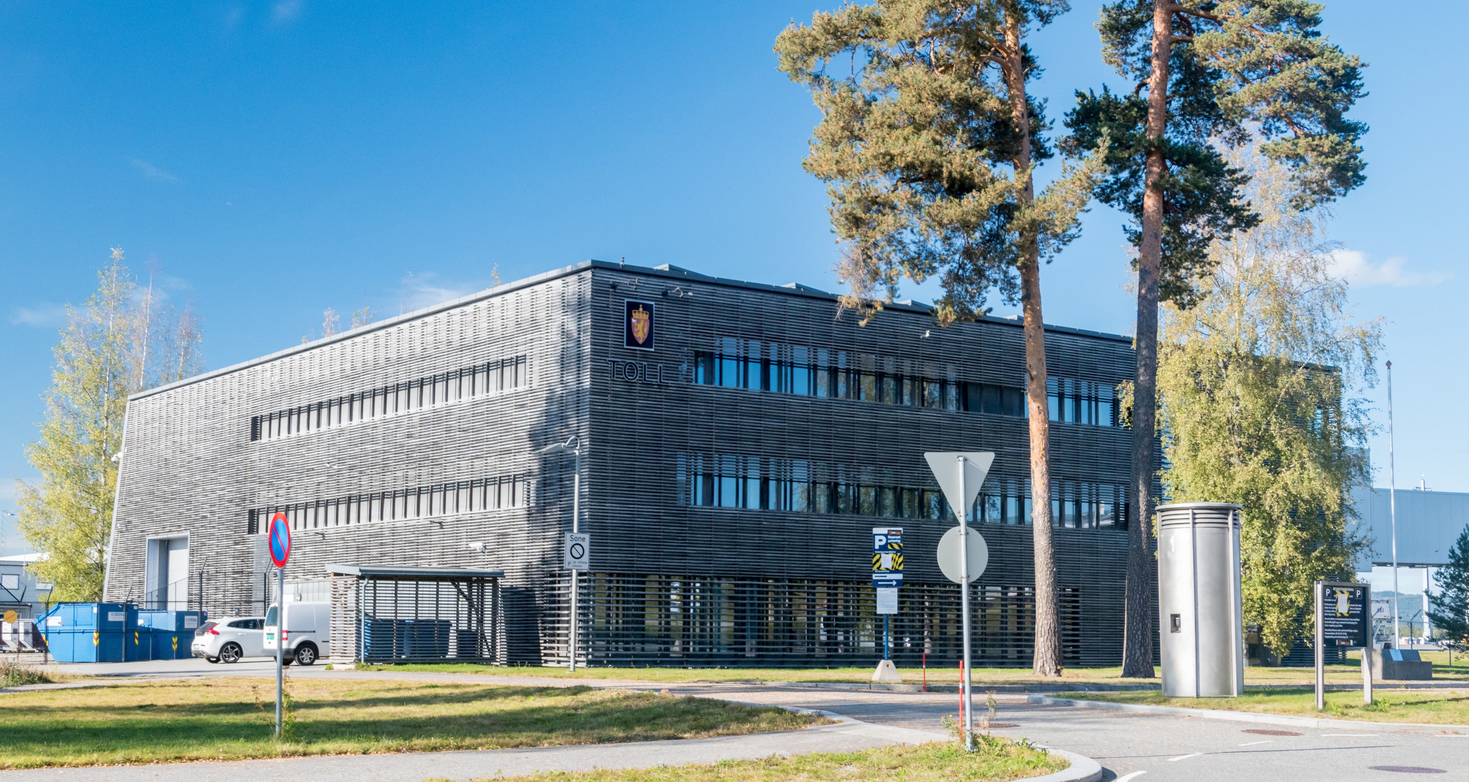 Nowe uprawnienia przyznane celnikom miałyby wpłynąć na zwiększenie bezpieczeństwa w ruchu drogowym, informuje resort. Na zdjęciu: Urząd Celny, Oslo Gardermoen