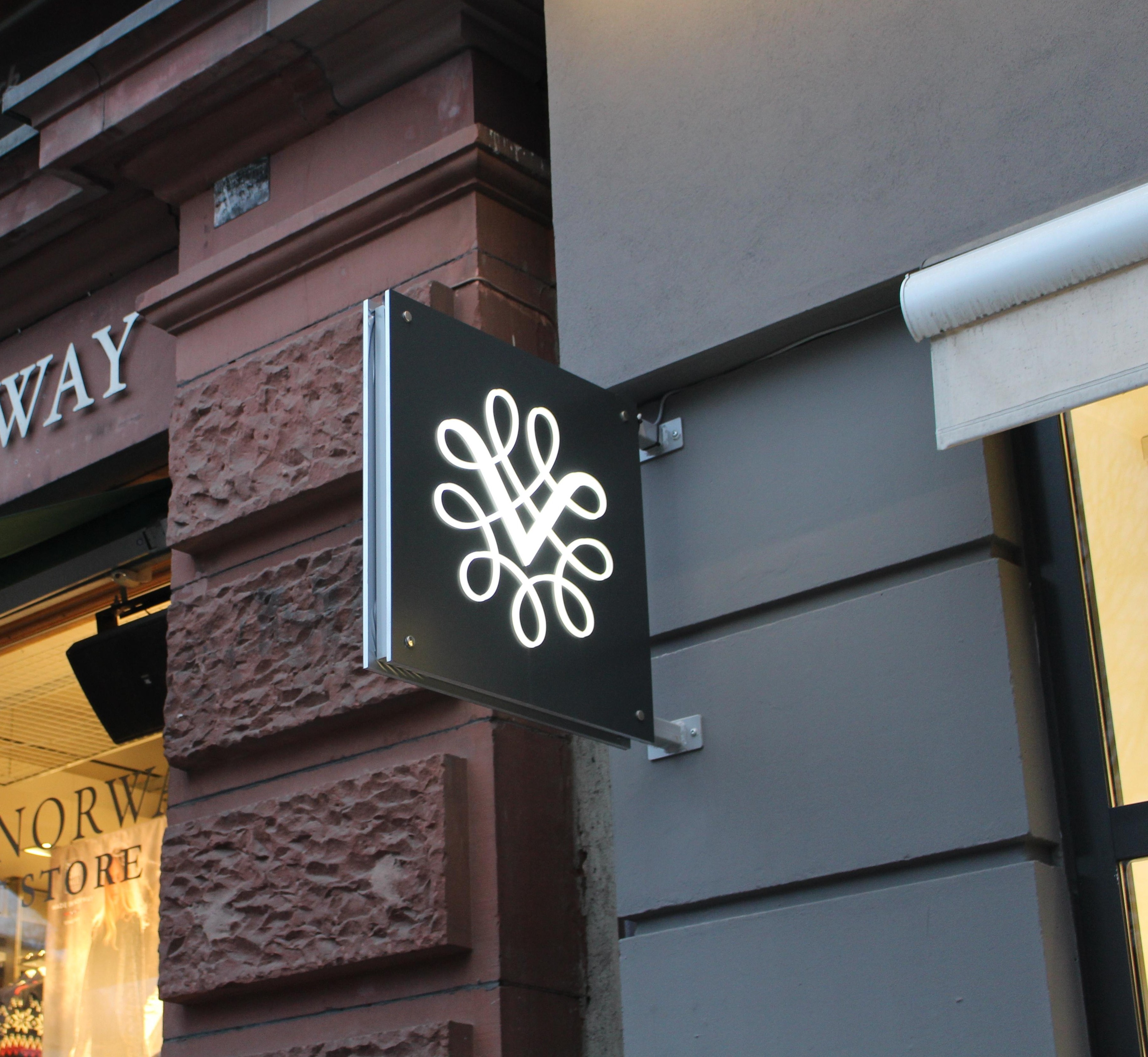 Za sprzedaż napojów alkoholowych w kraju fiordów odpowiada państwowa sieć Vinmonopolet.