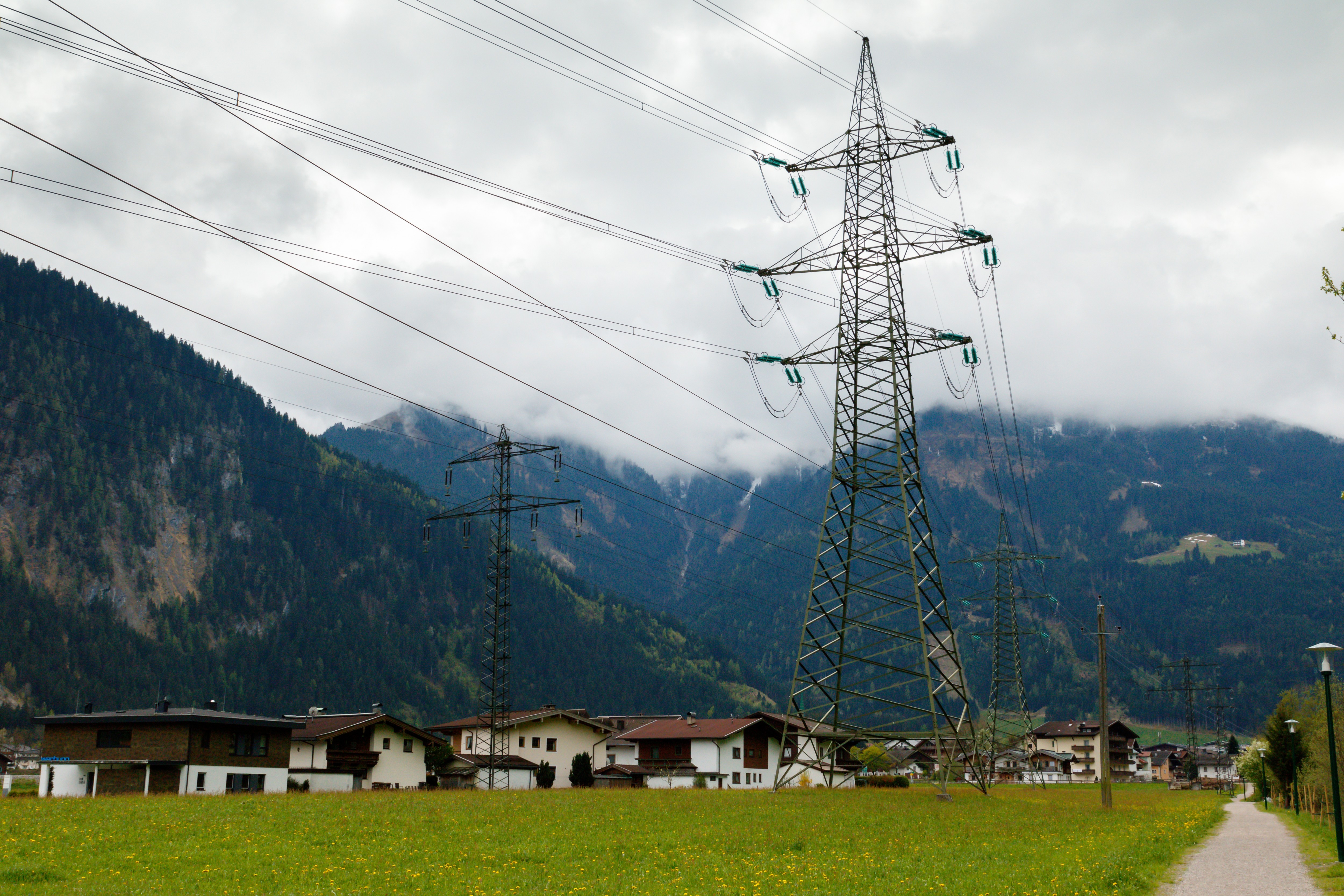 Chociaż większa ilość wody w zbiornikach przyczyni się do niższych cen energii elektrycznej niż w czarnym scenariuszu, i tak będą one będą rosły przez całą zimę.