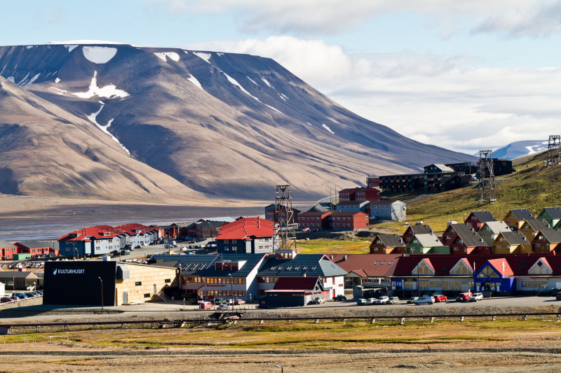 Zepsuty światłowód to na szczęście nie jedyne połączenie między kontynentem a archipelagiem. Na zdjęciu svalbardzkie miasto Longyerbyen.