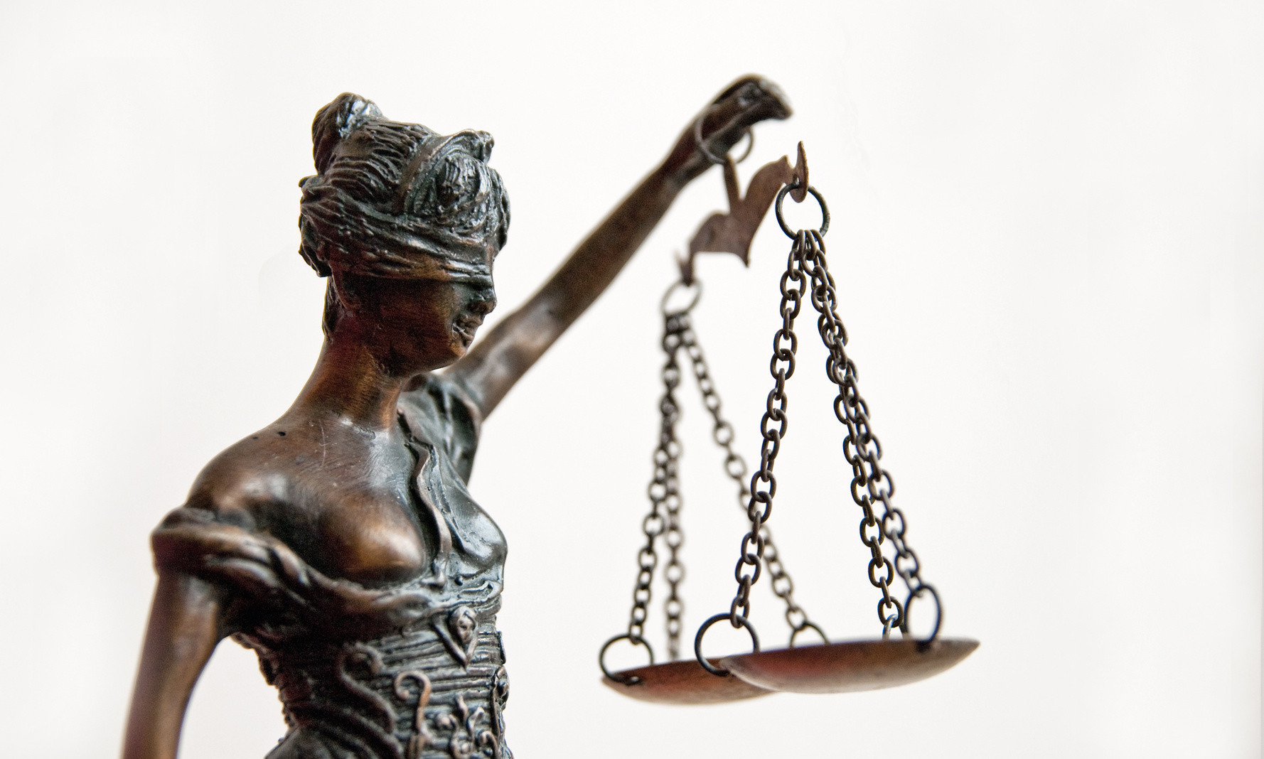 Krytycy obawiają się naruszania podstawowych praw obywatelskich.