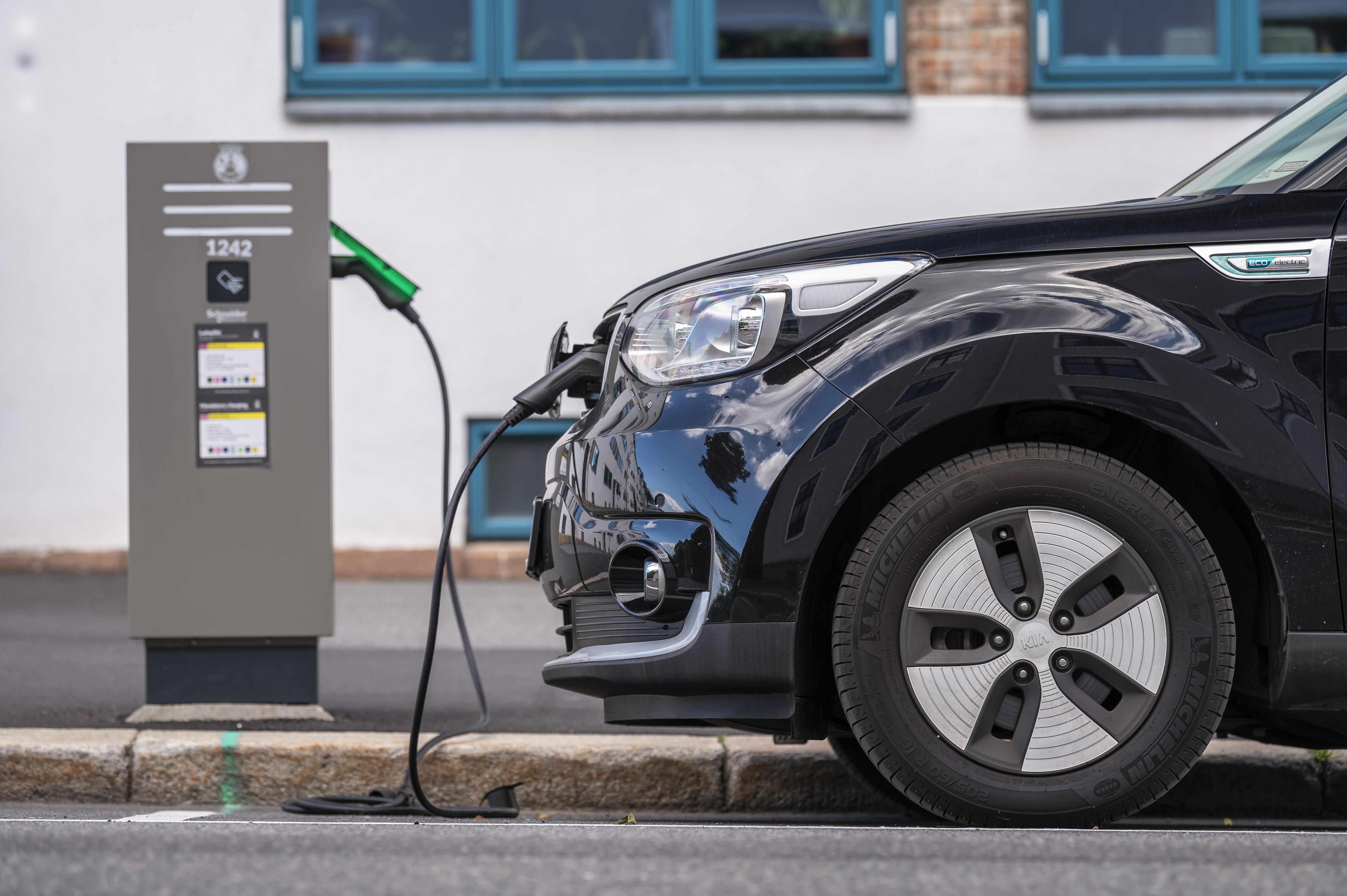 Wprowadzenie podatku na najdroższe pojazdy elektryczne zapowiedziała Partia Pracy, która stanie na czele nowej koalicji rządowej.