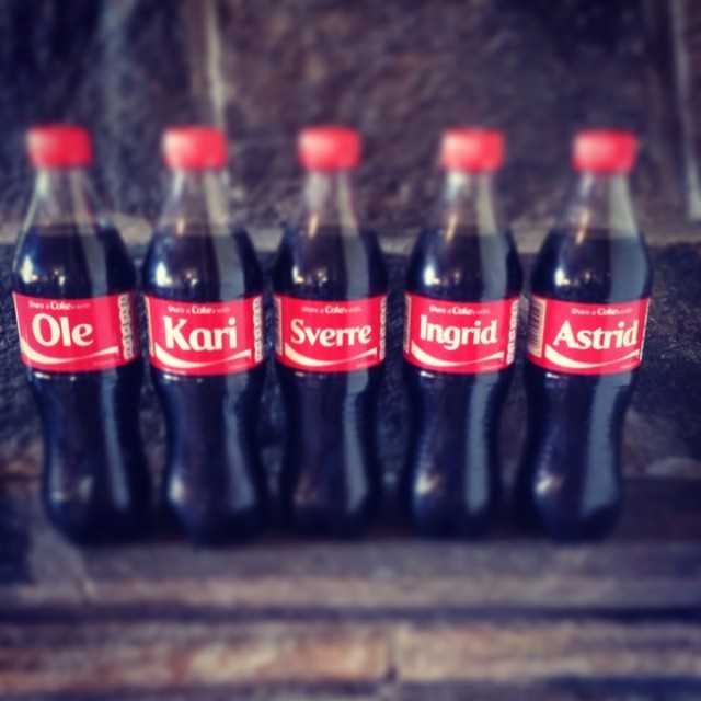 Coca-Cola z imionami na etykietach Coca-Cola z imionami na etykietach