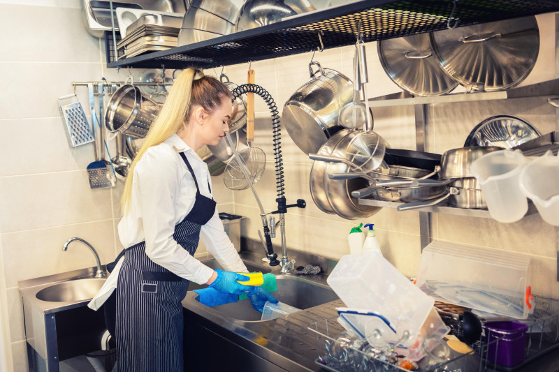 Wcześniejsze kontrole wskazują, że zaniżanie wynagrodzeń dotyczy m.in. gastronomii, hotelarstwa i branż, w których istnieje wysoki stopień zatrudnienia imigrantów, np. budowlanki.