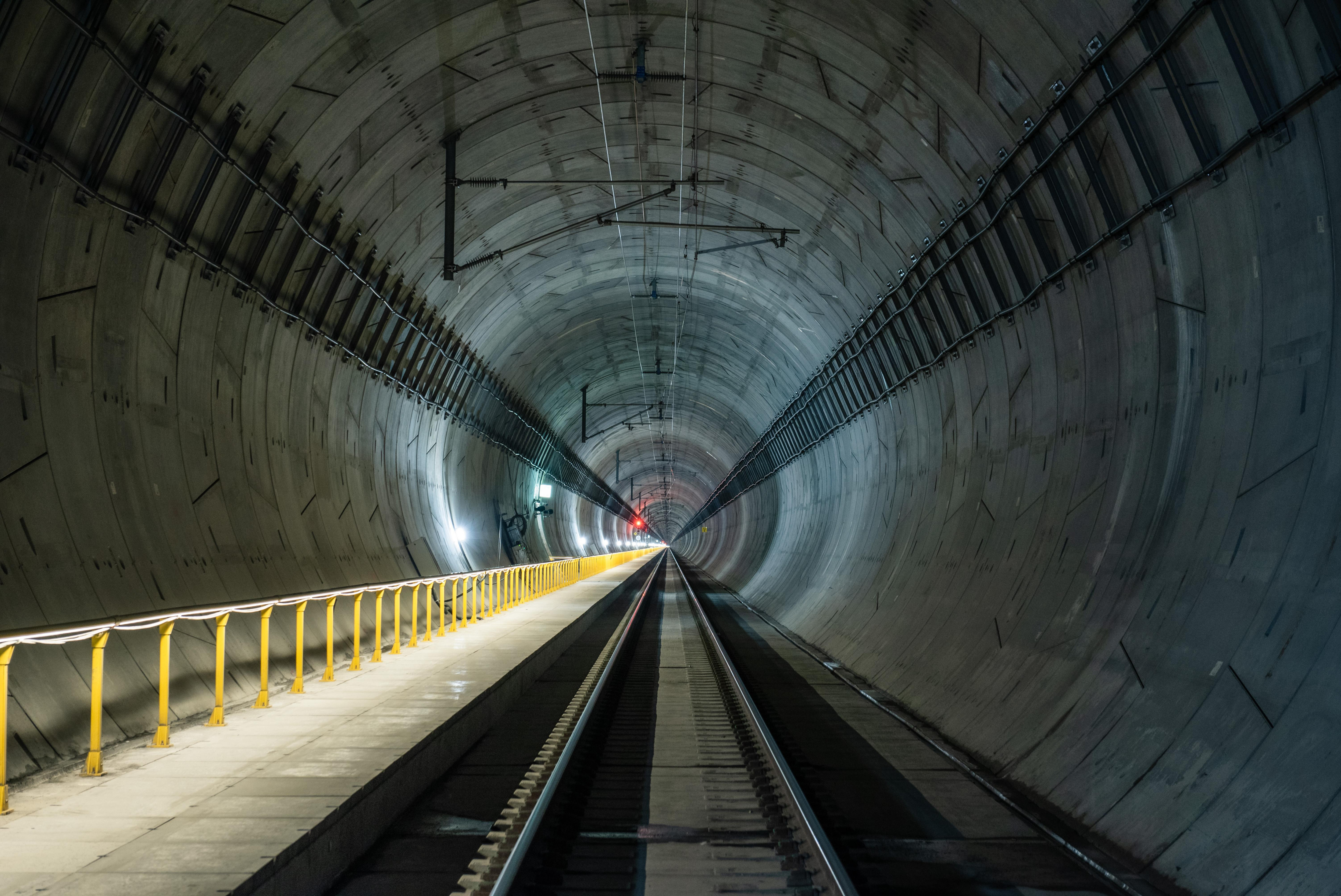 Follobanen przebiega przez Blixtunnelen, najdłuższy tunel kolejowy w Skandynawii