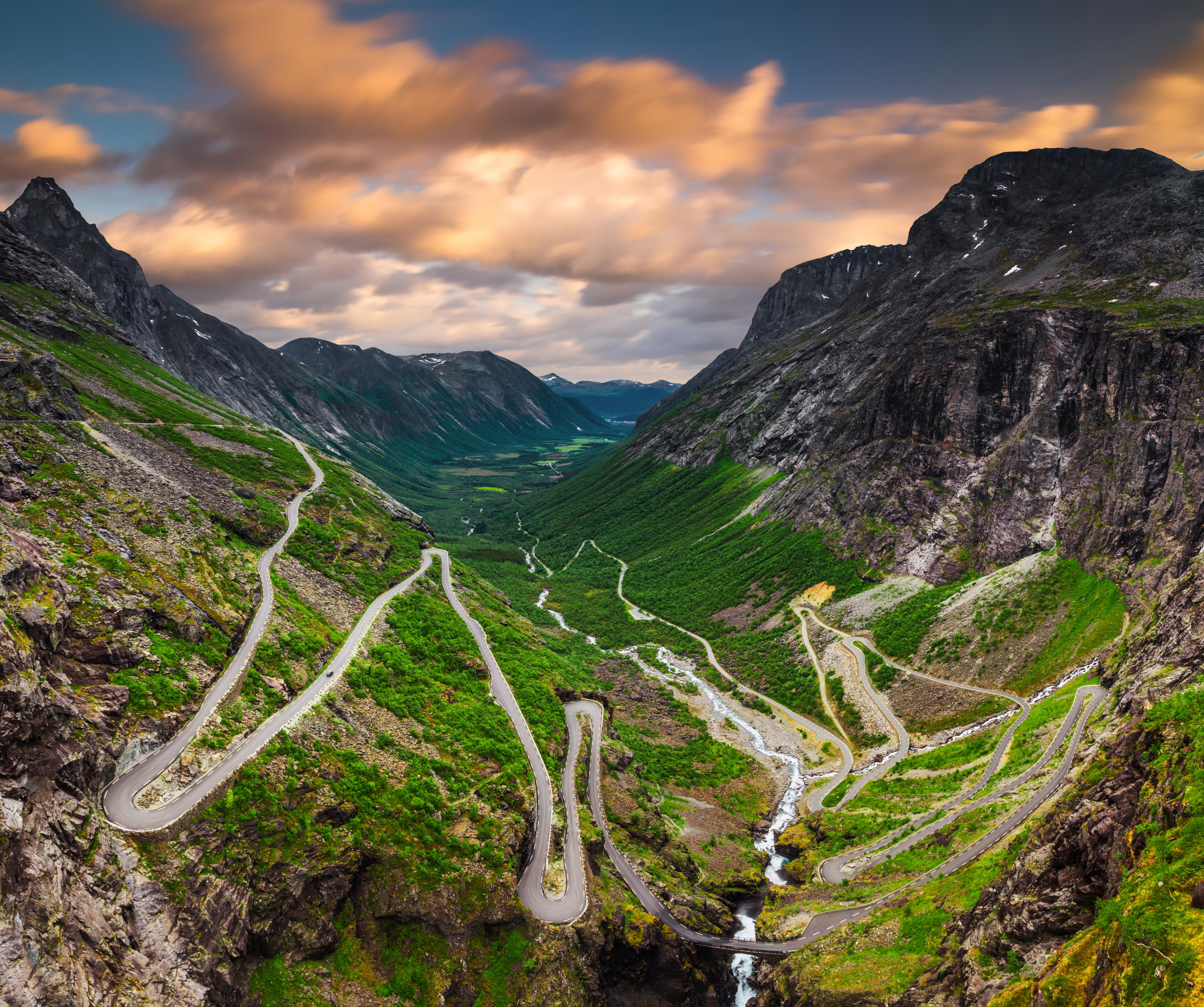 Trollstigen to popularna letnia atrakcja turystyczna.