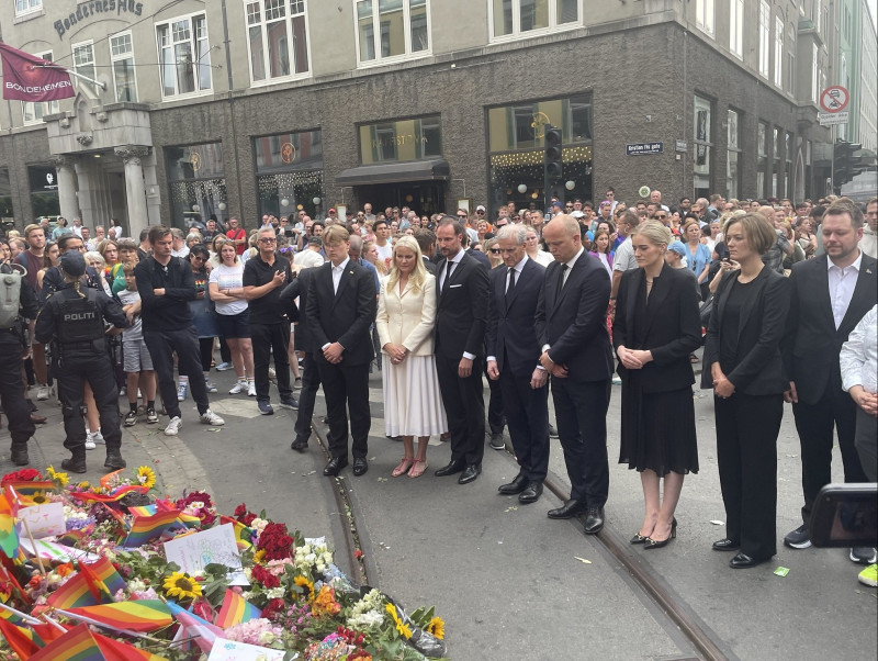 Policja może tymczasowo nosić broń od czasu czerwcowej strzelaniny w pubie w Oslo, podczas której sprawca zastrzelił dwie osoby. Na zdjęciu: para książęca - książę Haakon i księżna Mette-Marit, premier, minister finansów Trygve Slagsvold Vedum, minister sprawiedliwości Emilie Enger Mehl składają kwiaty w miejscu strzelaniny.