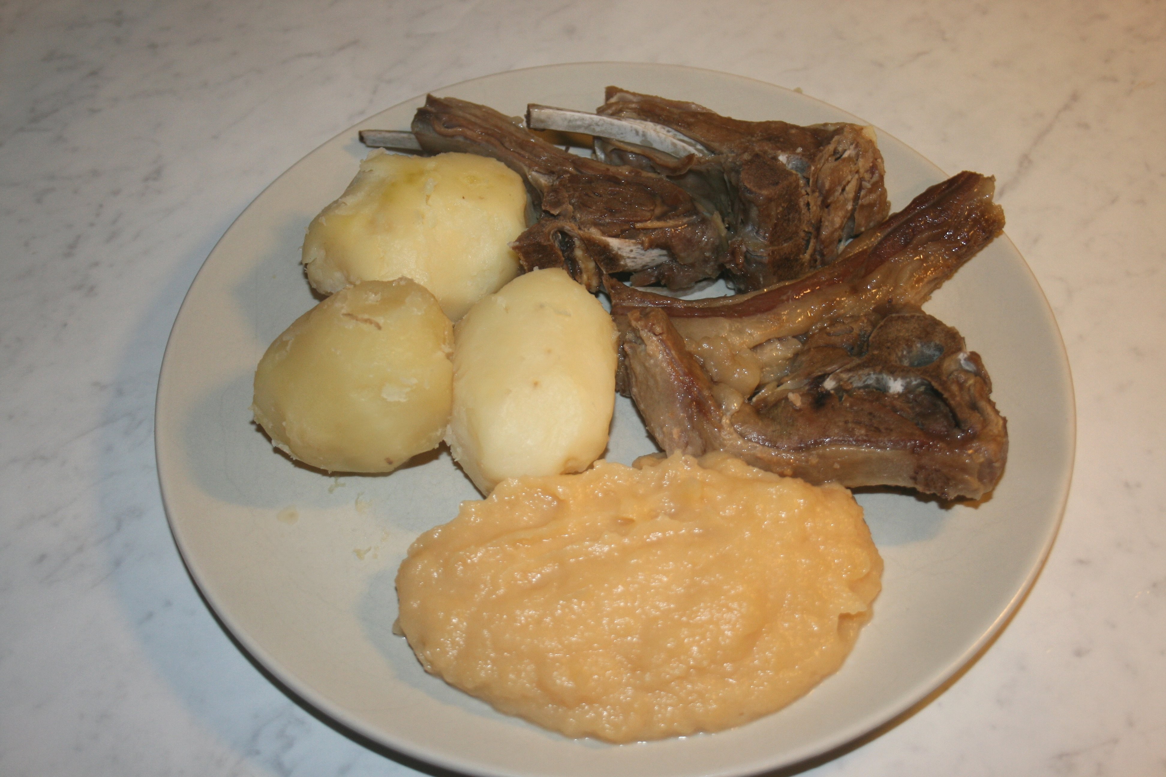 Pinnekjøtt z ziemniakami.