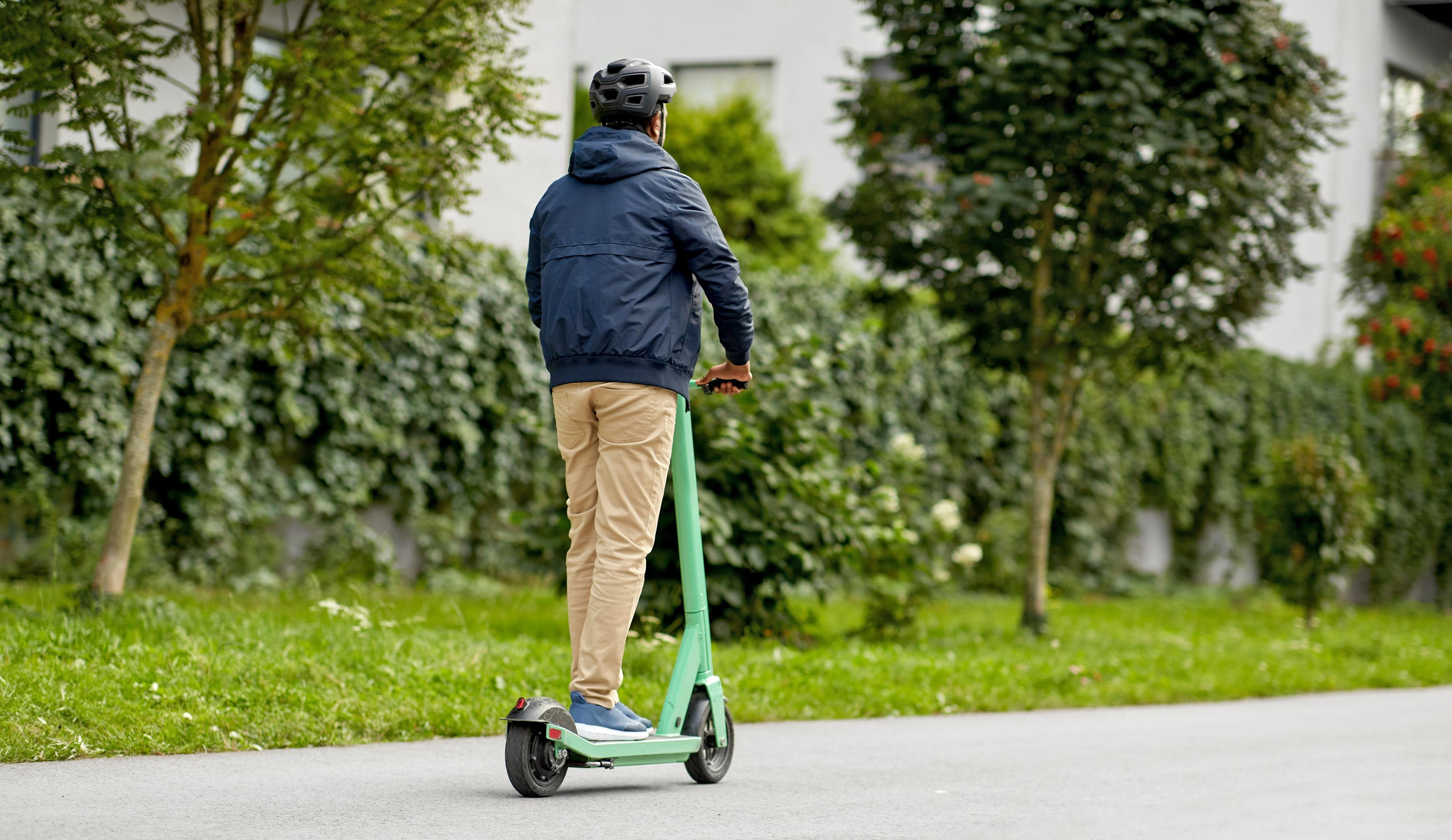 Poruszanie się hulajnogą elektryczną jest ściśle regulowane przez norweskie prawo.