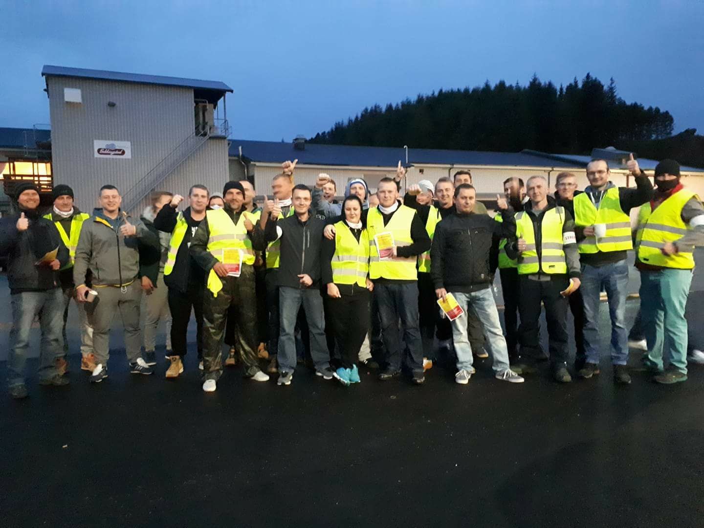 Protestujący zapowiadają, że strajk Polaków potrwa aż do osiągnięcia porozumienia z pracodawcą.