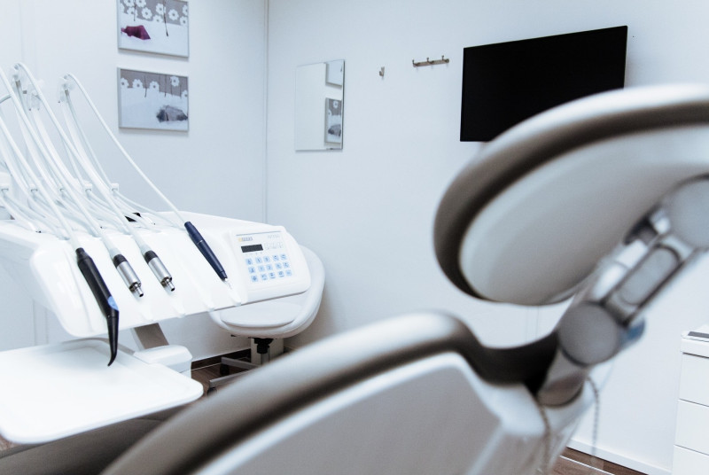 Sektor prywatny odpowiada w Norwegii za większość wszystkich zabiegów dentystycznych dla dorosłych. Wielu osób zwyczajnie nie stać na leczenie zębów. Dentyści w sektorze prywatnym mogą swobodnie ustalać ceny, więc wkład własny może często być znaczny, nawet jeśli pacjent jest uprawniony do pokrycia części kosztów.