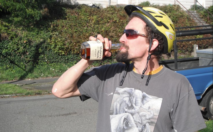 pijący rowerzysta