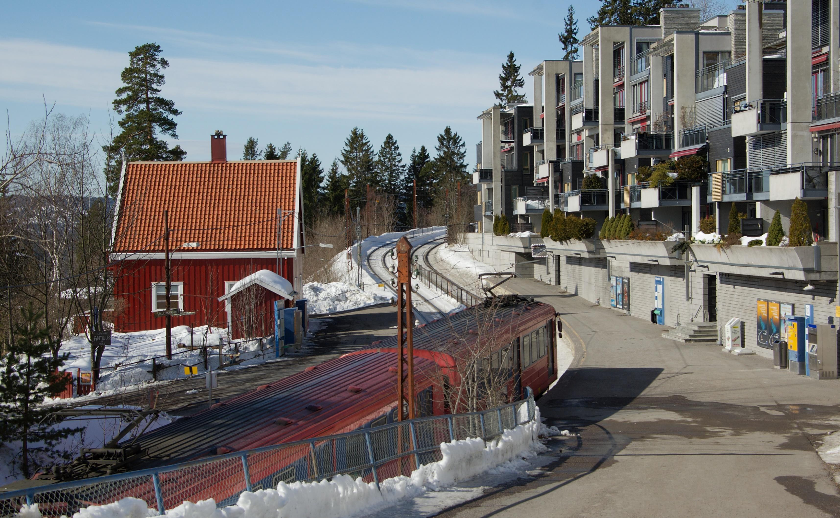 Pociągi ekspresowe nie zatrzymują się na trasie między Majorstuen a Holmenkollen.
