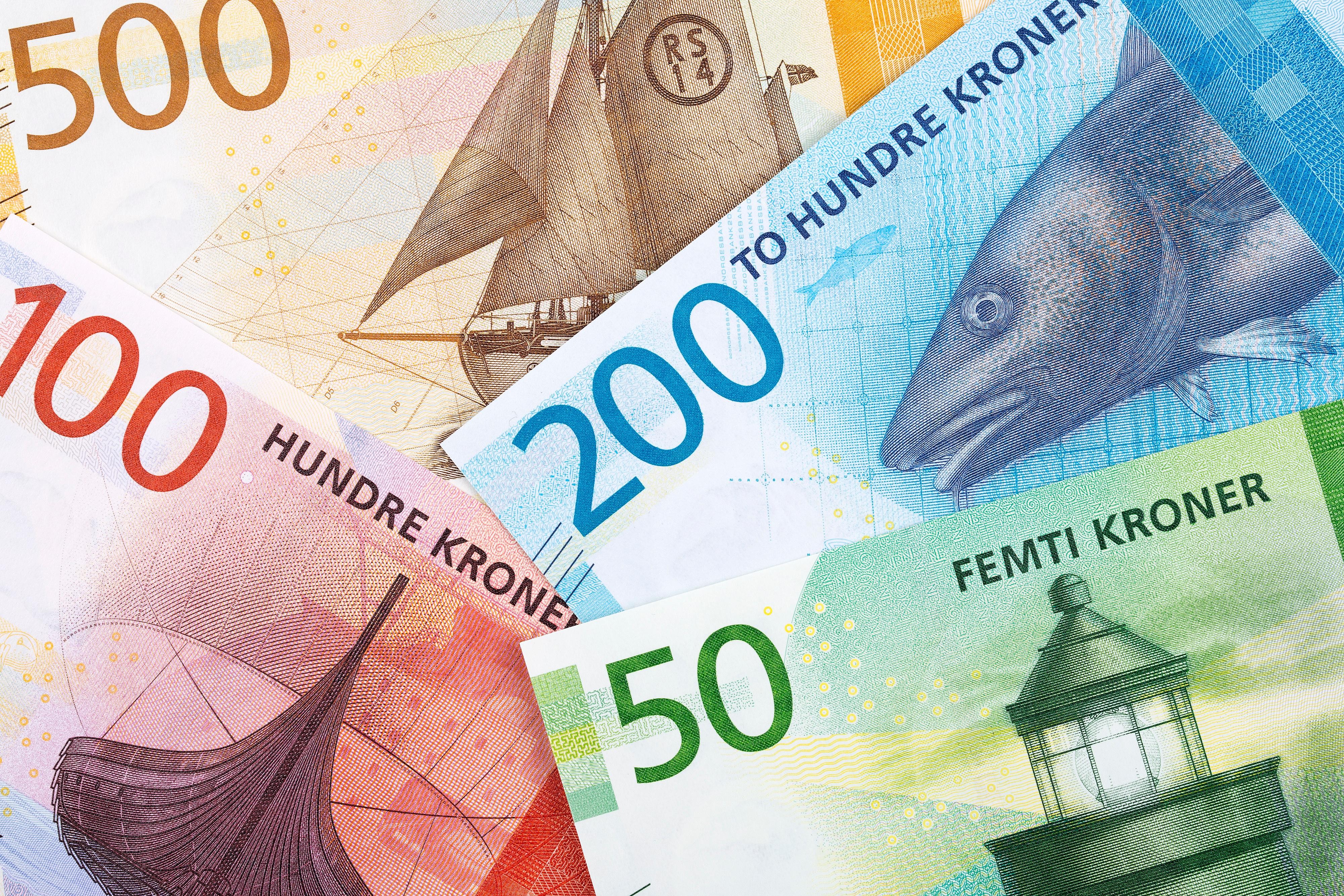 W kwietniu 2022 roku, po raz pierwszy od 13 lat, Norges Bank sprzedawał dwa miliardy koron dziennie. Działanie było niezbędne, by umożliwić przelew obcych walut do Funduszu Naftowego.