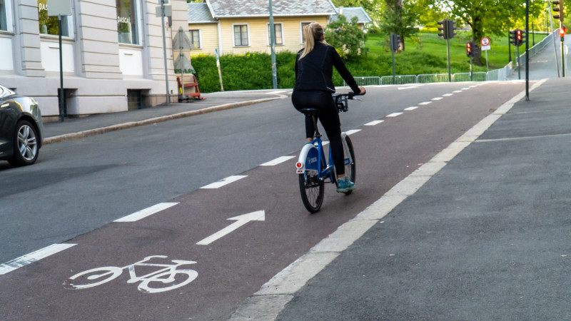 Zmiany dotkną także rowerzystów. Naruszenie przepisów – m.in. brak odpowiedniego wyposażenia lub jazda w miejscu niedozwolonym – karana będzie mandatem w wysokości 1750 NOK (1350 NOK w 2022 roku).