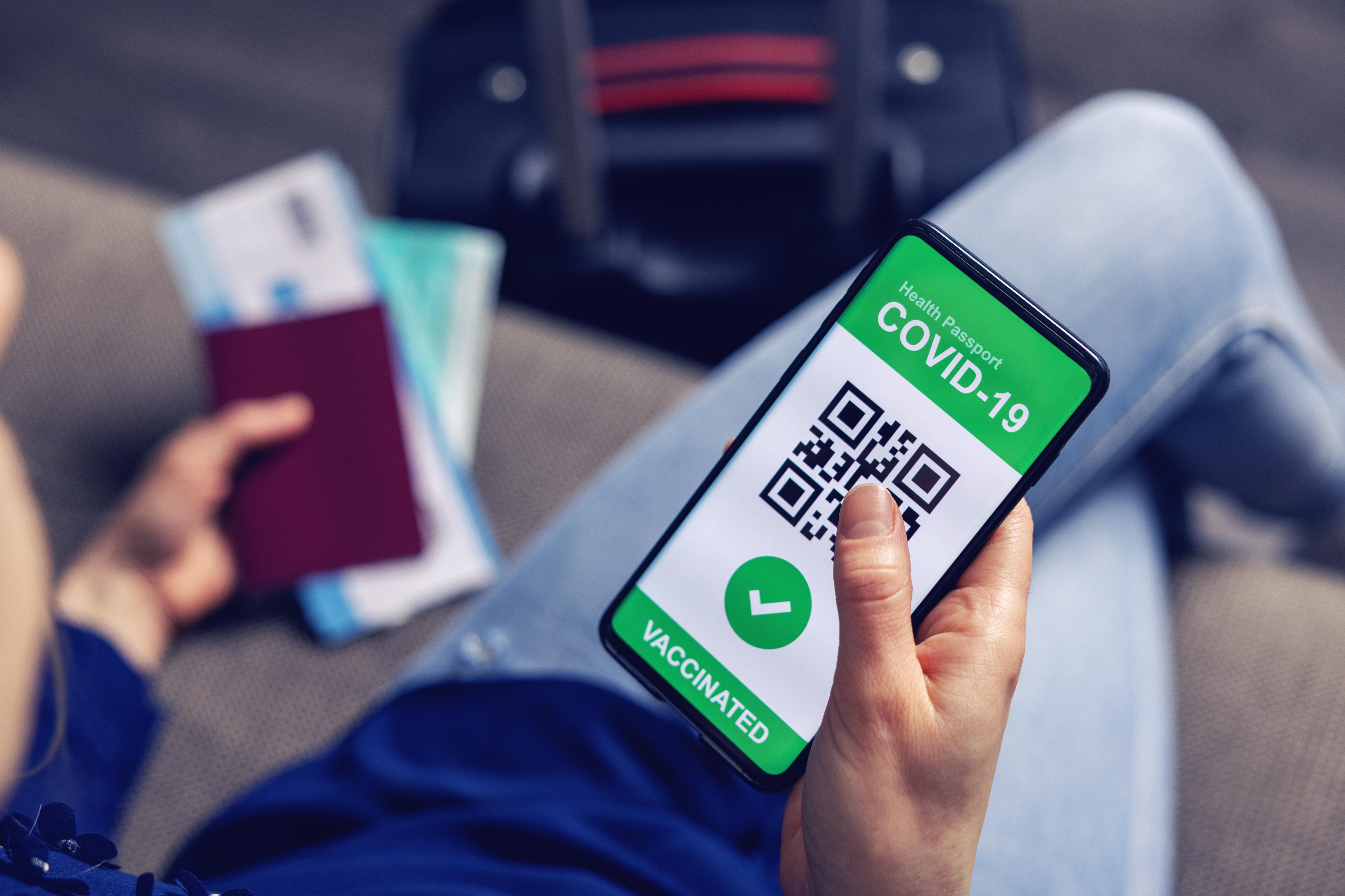 Certyfikat covidowy, tzw. green pass, ma być wydawany osobom zaszczepionym, posiadającym negatywny wynik testu na koronawirusa, oraz ozdrowieńcom, którzy zachorowali na COVID-19 w okresie ostatnich sześciu miesięcy.