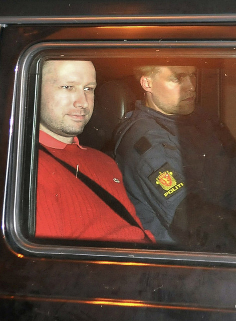 Jak wyliczył Sąd Apelacyjny w Borgarting, koszty uczestnictwa Breivika w całej procedurze wyniosłyby 1,4 mln NOK. Jest to kwota zbyt duża w porównaniu do warunków, które oferowane są innym więźniom.