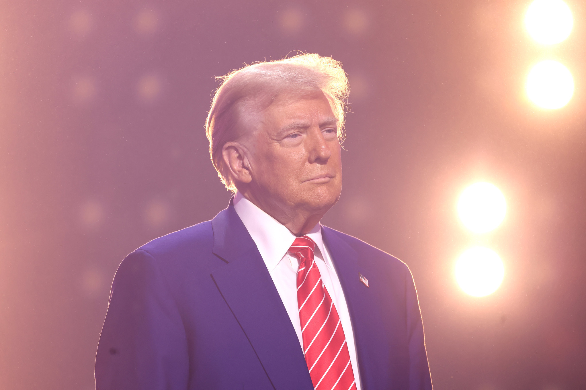 Na zdjęciu Donald Trump podczas AmericaFest 2024.