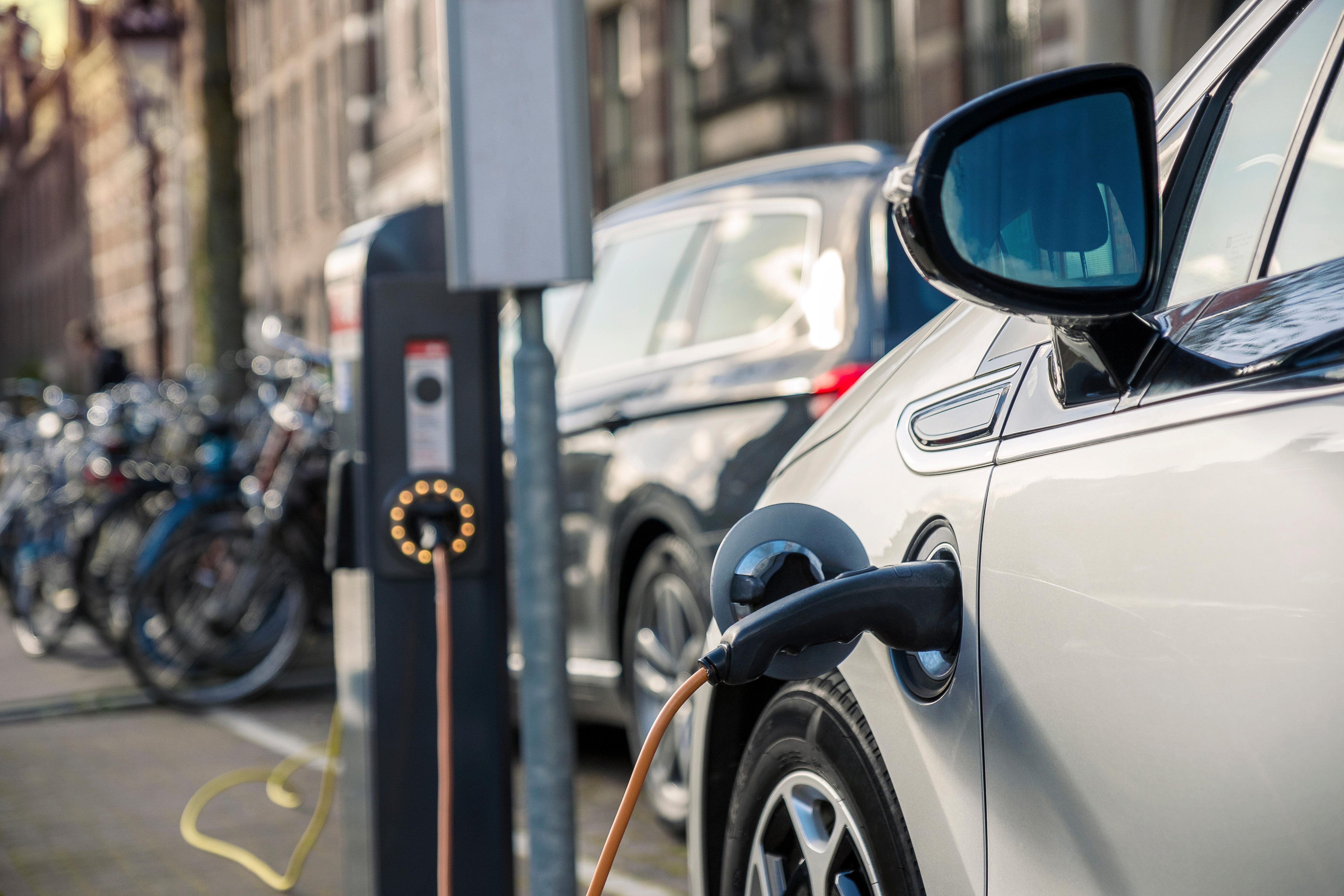 Coraz więcej osób wskazuje, że kolejny kupowany samochód będzie elektryczny.