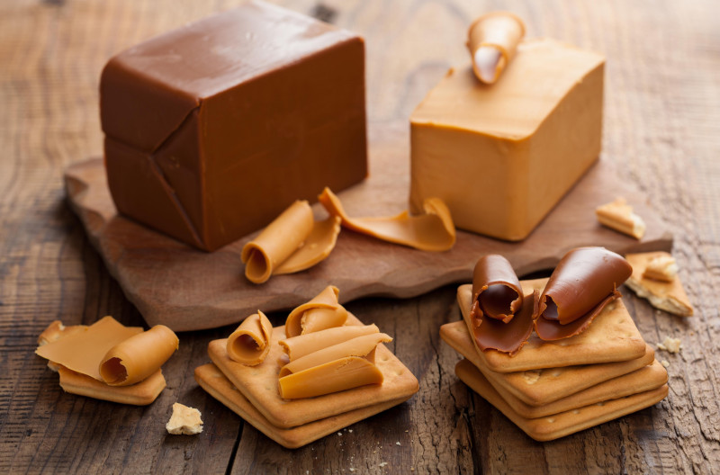Brunost to kozi ser wytwarzany z serwatki.