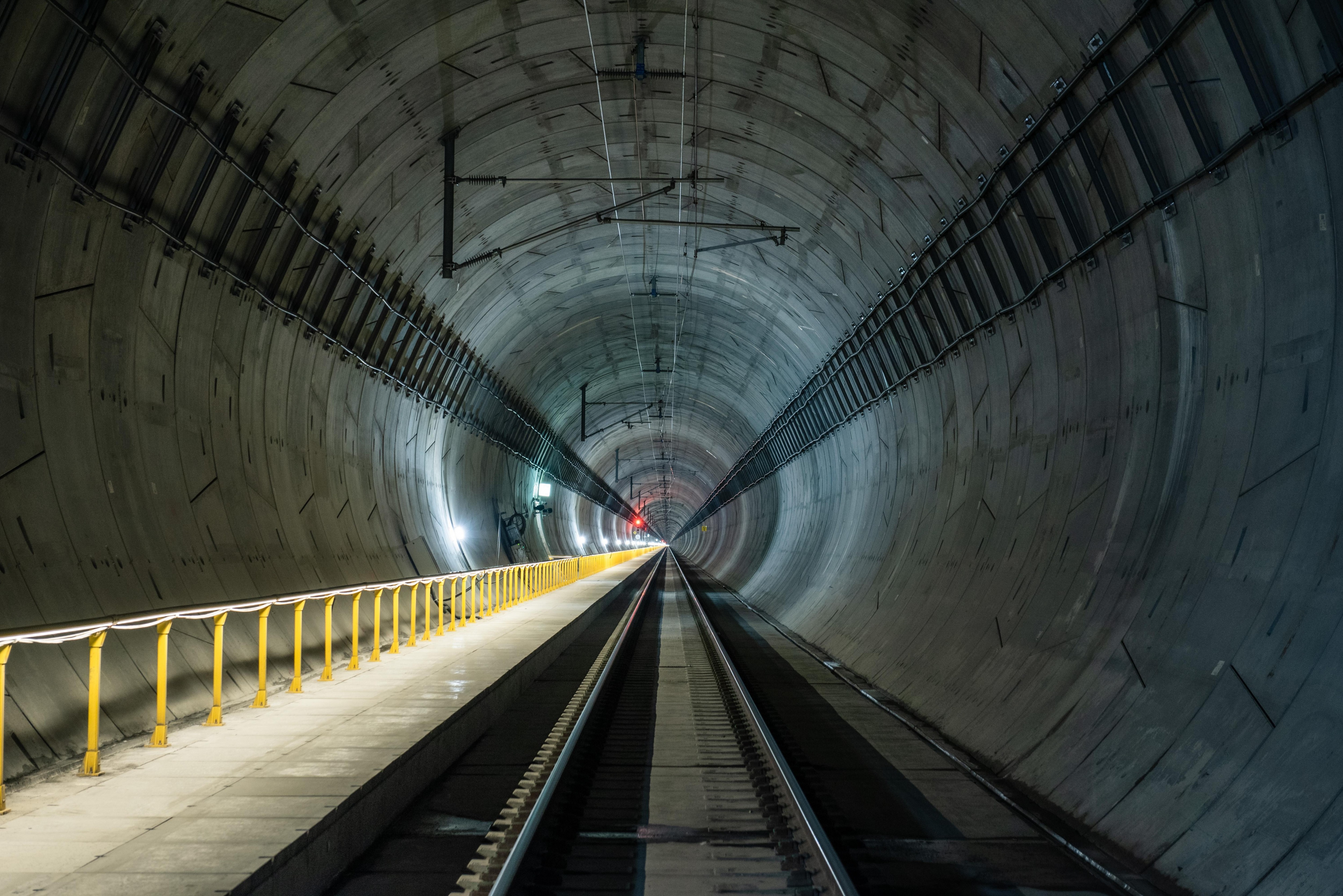 Follobanen przebiega przez Blixtunnelen, najdłuższy tunel kolejowym w Skandynawii.