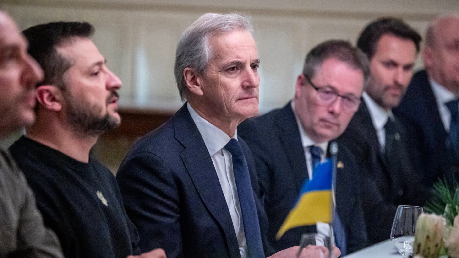 Na zdjęciu: Jonas Gahr Støre i Wołodymyr Zełeński podczas rozmów obu delegacji w Norwegii (13.12.2023).