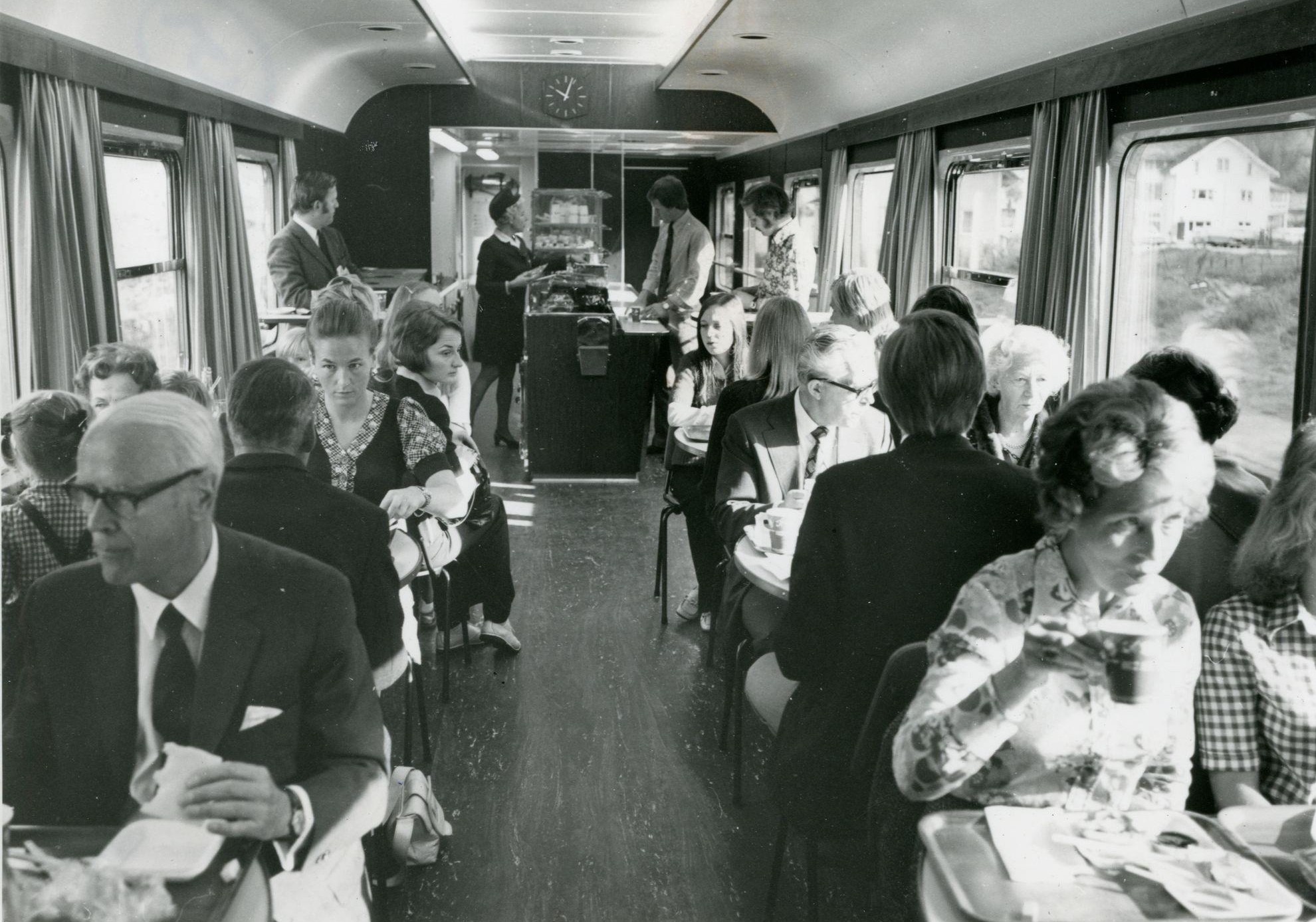Zaraz po samochodach popularnym środkiem podróży na urlop był pociąg. Na zdjęciu wagon restauracyjny 1972