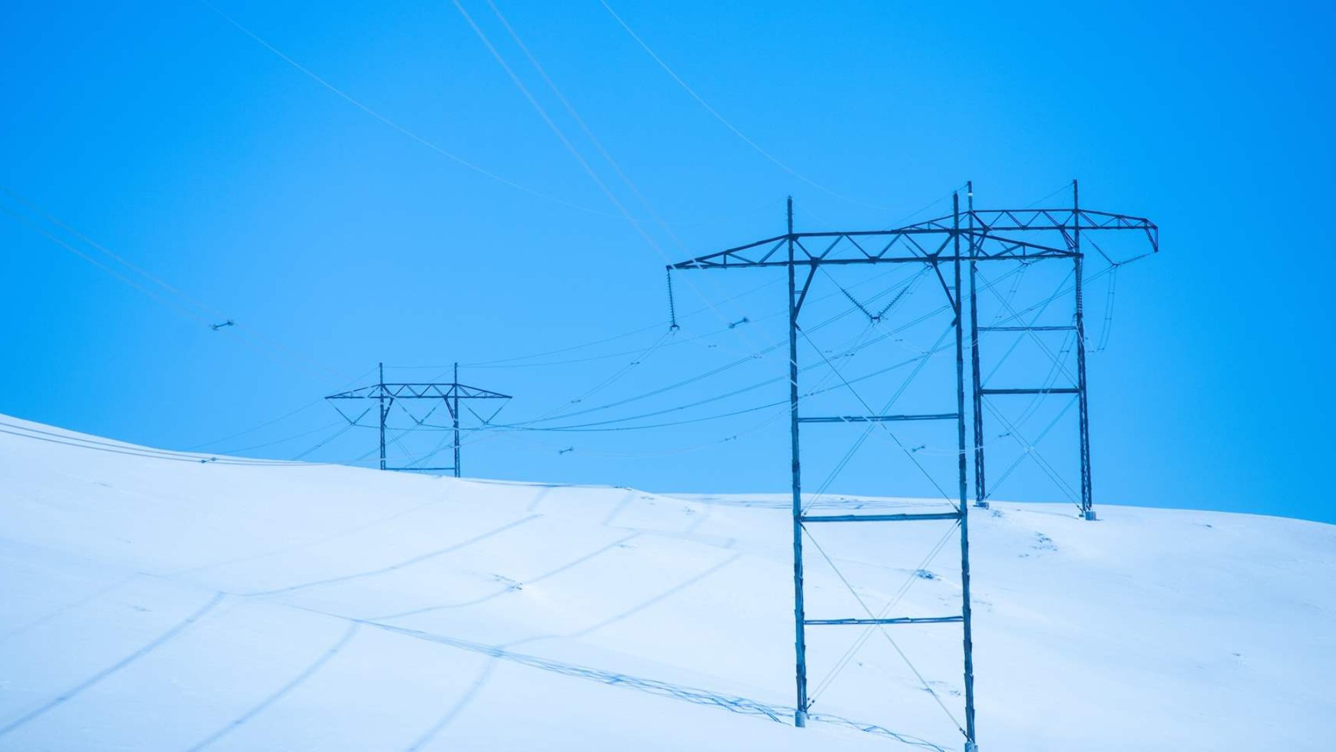 W styczniu pierwsi dostawcy energii zablokowali ceny prądu na poziomie 79 øre (bez opłat dodatkowych) za kilowatogodzinę przez okres pięciu lat. To kwota zbliżona do wartości energii w południowo-wschodniej Norwegii w okresie przed wojną w Ukrainie.