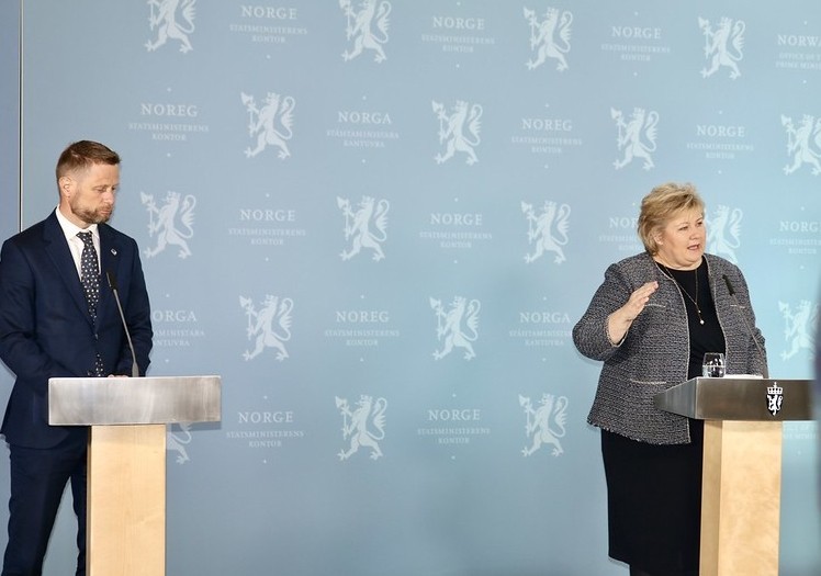 Rząd Erny Solberg co chwilę organizował konferencje prasowe, na których ogłaszał zmiany w przepisach. Na zdjęciu: premier z ówczesnym ministrem zdrowia Bentem Høie podczas ogłaszania nowych obostrzeń, maj 2021