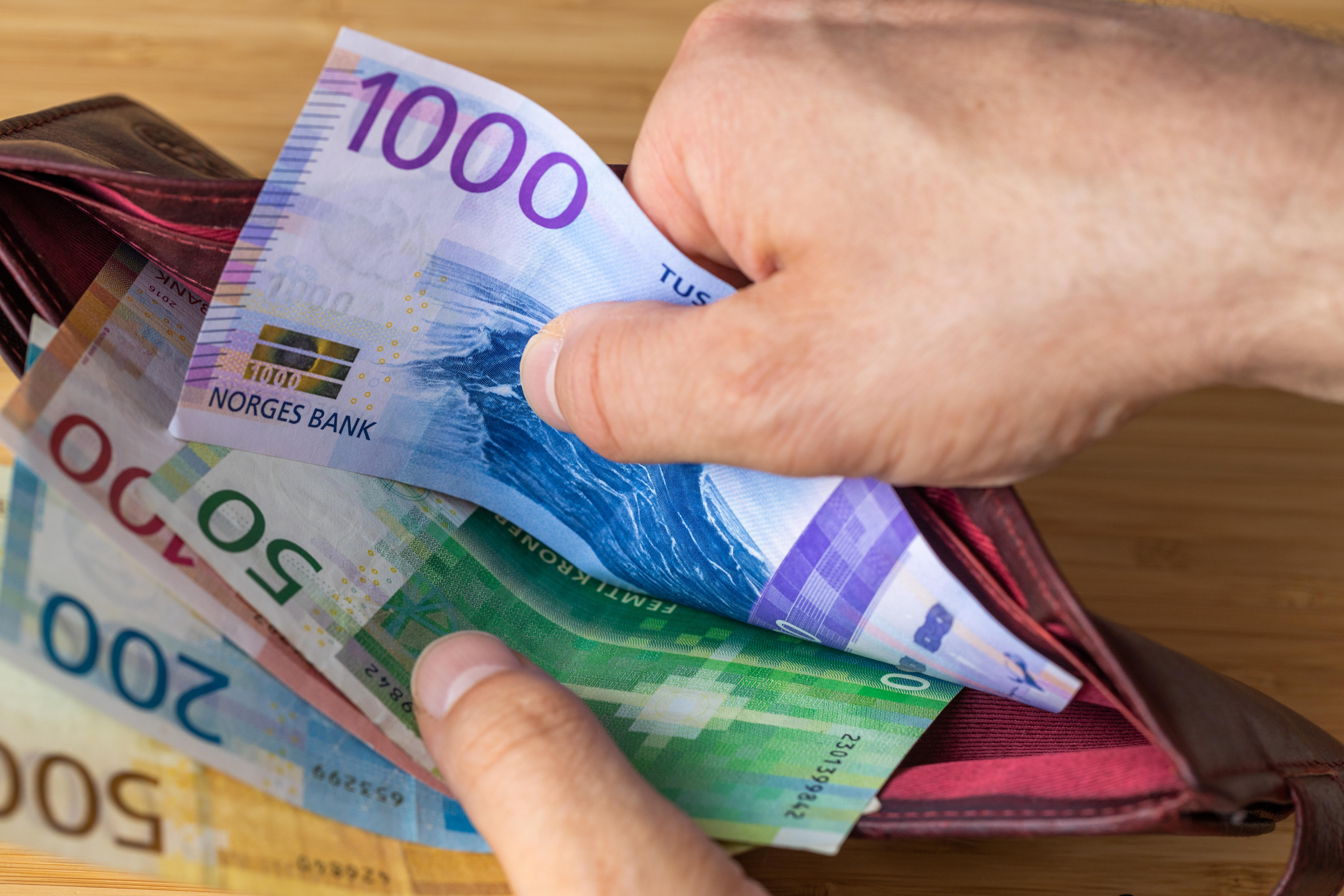 Słabość korony norweskiej wobec dolara, euro i innych walut pozwala na duże transfery środków do Oljefondet.