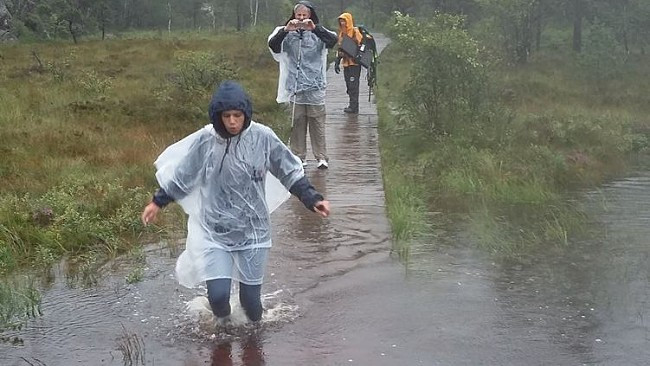 Szczególnie problematyczne są rodziny z małymi dziećmi. Za lekko ubrani, nieprzygotowani do ciężkiej drogi, biorą ze sobą najmłodszych