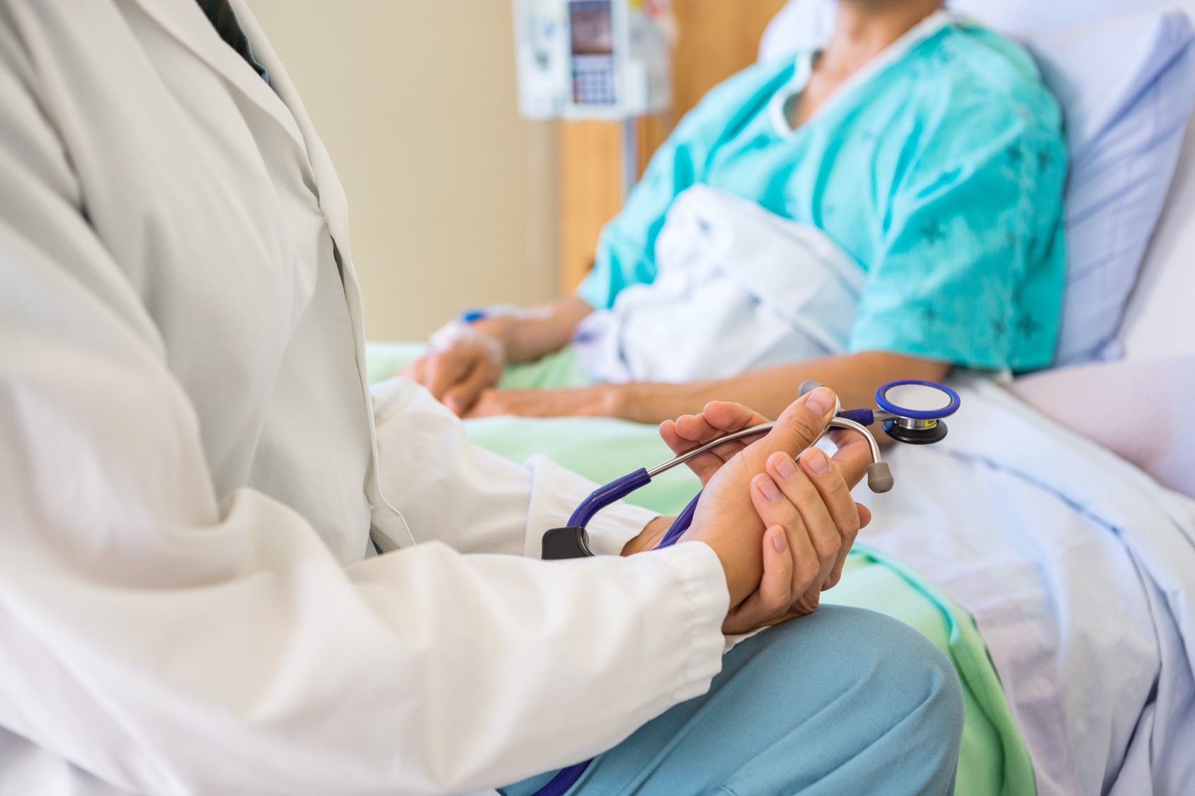 W ciągu tygodnia liczba hospitalizowanych osób z COVID-19 w Polsce wzrosła o 105 przypadków.