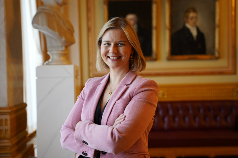 Guri Melby, liderka Partii Liberalnej, nie przekazała poparcia koalicji centroprawicowej. Przyznała, że podobne decyzje zostaną podjęte w trakcie powyborczych negocjacji. W przeszłości ugrupowanie wspierało rząd Erny Solberg.