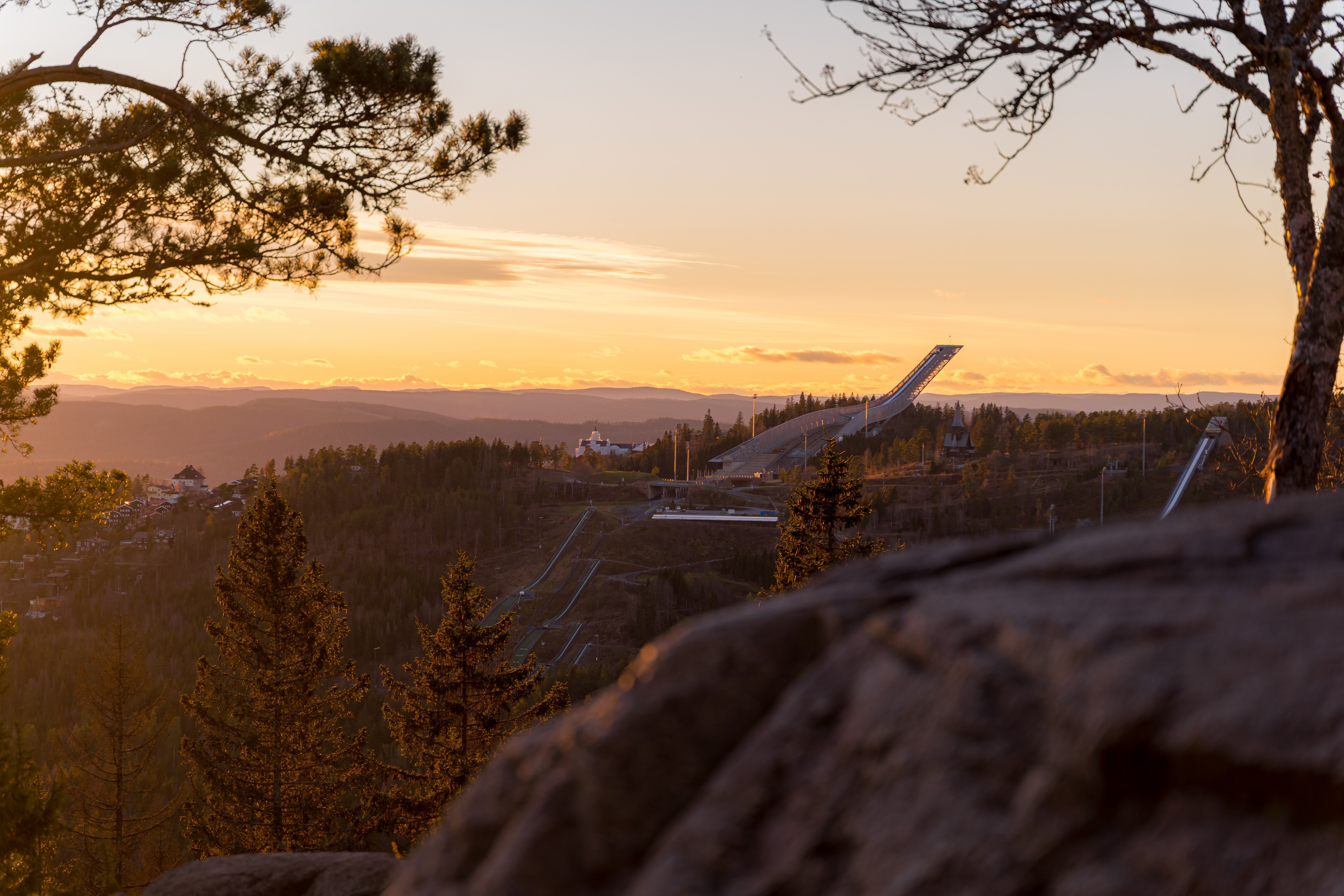 Widok ze wzgórza na skocznię Holmenkollen