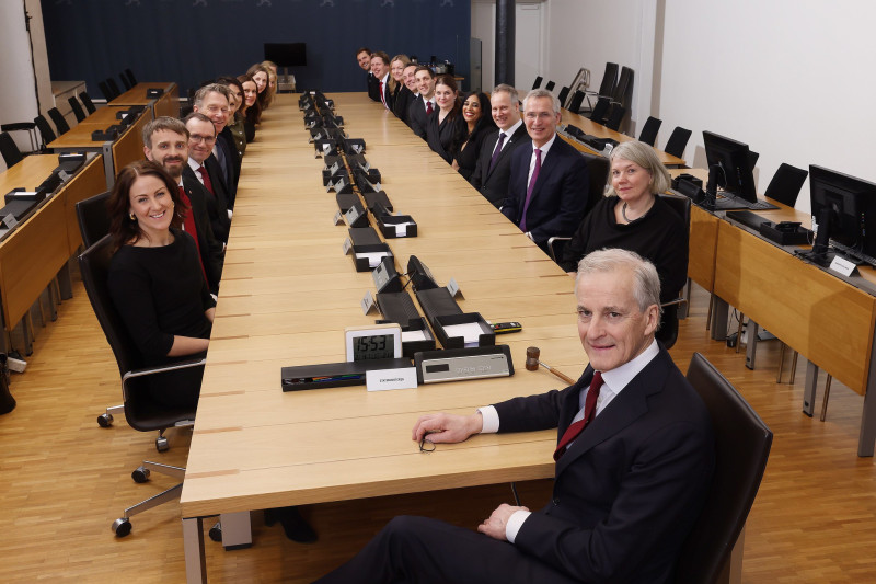 Na konferencji prasowej Støre podziękował Partii Centrum za współpracę z rządem.