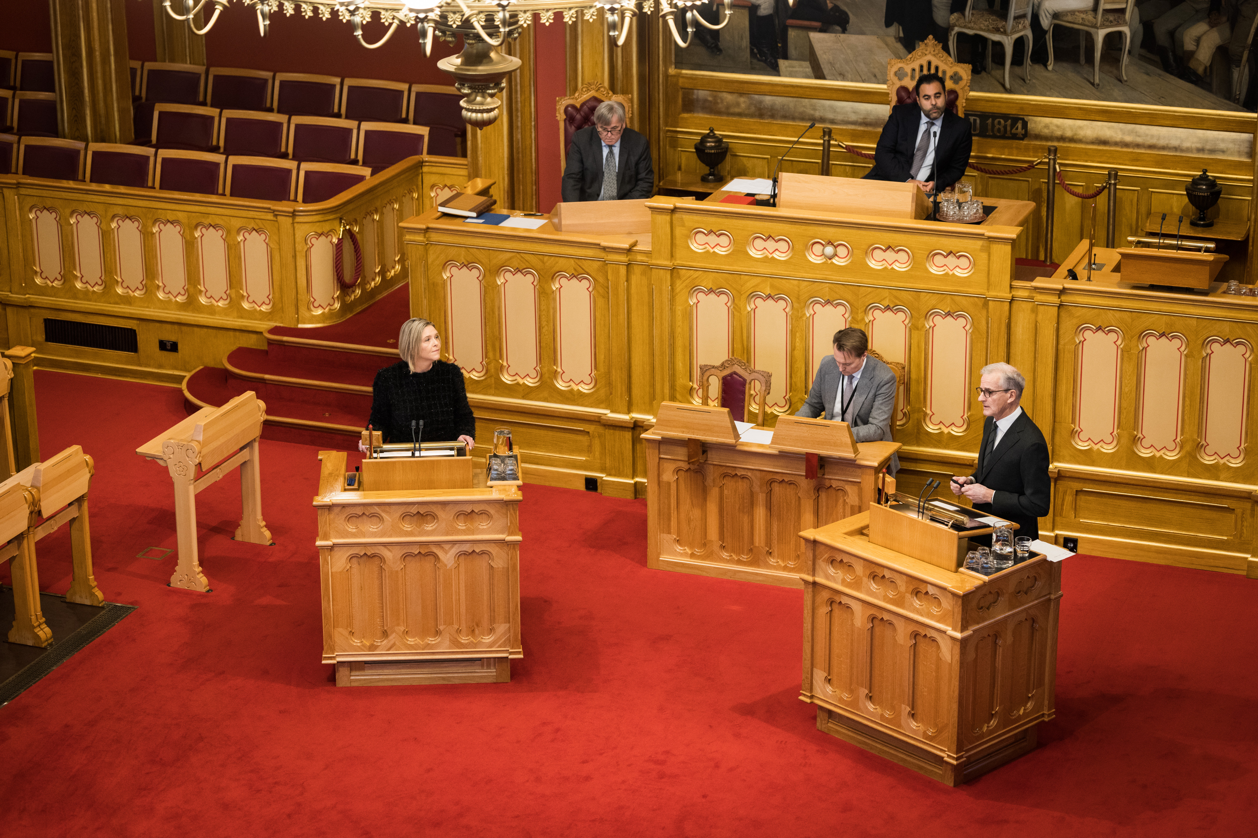 Na zdjęciu: Jonas Gahr Støre i Sylvi Listhaug podczas sesji Stortingu.